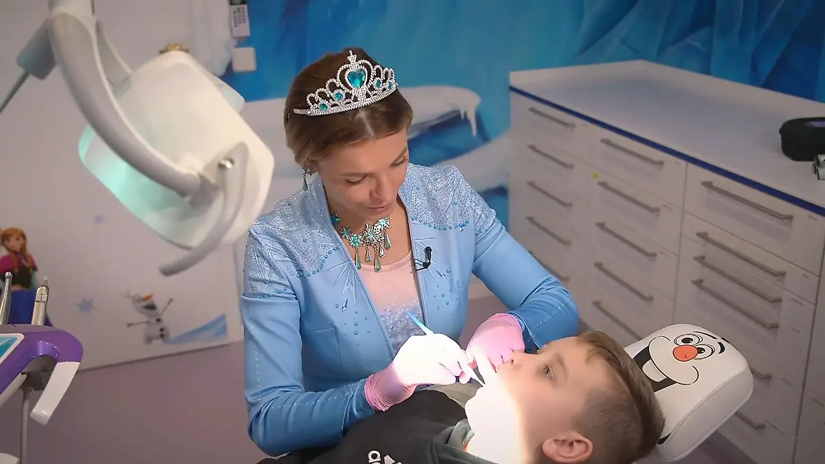 Anne ist mit Leib und Seele Kinderzahnärztin und behandelt ihre kleinen Patienten ganz stilecht im Prinzessinnen-Kleid.