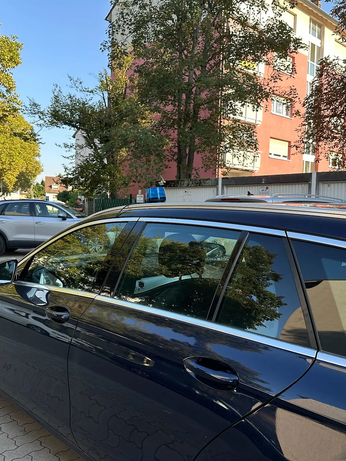 Die Polizei ist am Freitag mit einem Großaufgebot vor Ort.