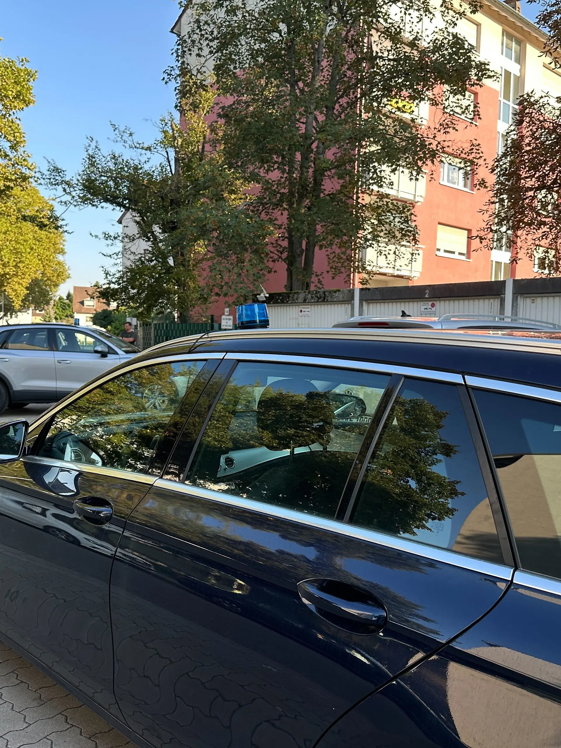Die Polizei ist am Freitag mit einem Großaufgebot vor Ort.