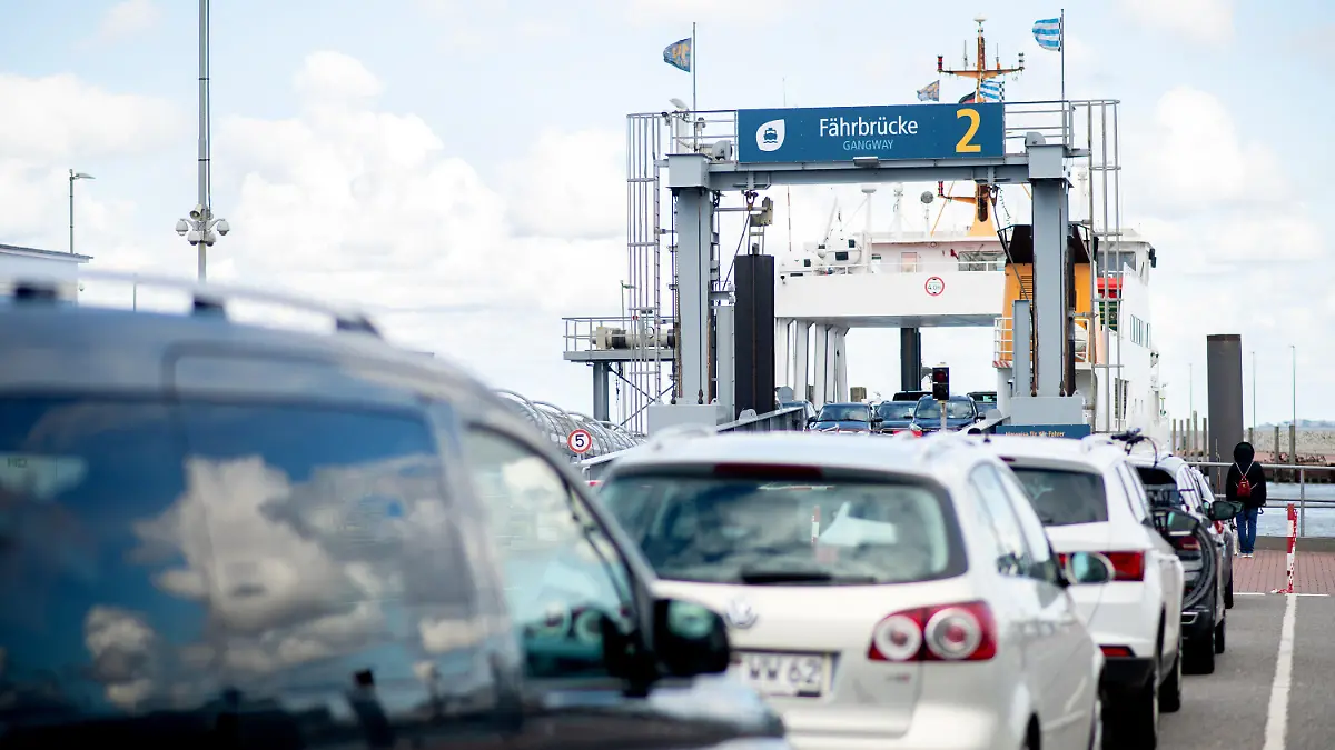 ARCHIV - 02.04.2022, Niedersachsen, Norddeich: Touristen warten mit ihren Autos am Fährterminal im Hafen auf die Überfahrt zur Insel Norderney. Kurz vor den Festtagen werden in diesen Tagen noch einmal viele Osterurlauber an der niedersächsischen Küste und auf den Ostfriesischen Inseln erwartet. (zu dpa: «Fährbetriebe erwarten Anreisewelle von Osterurlaubern») Foto: Hauke-Christian Dittrich/dpa +++ dpa-Bildfunk +++