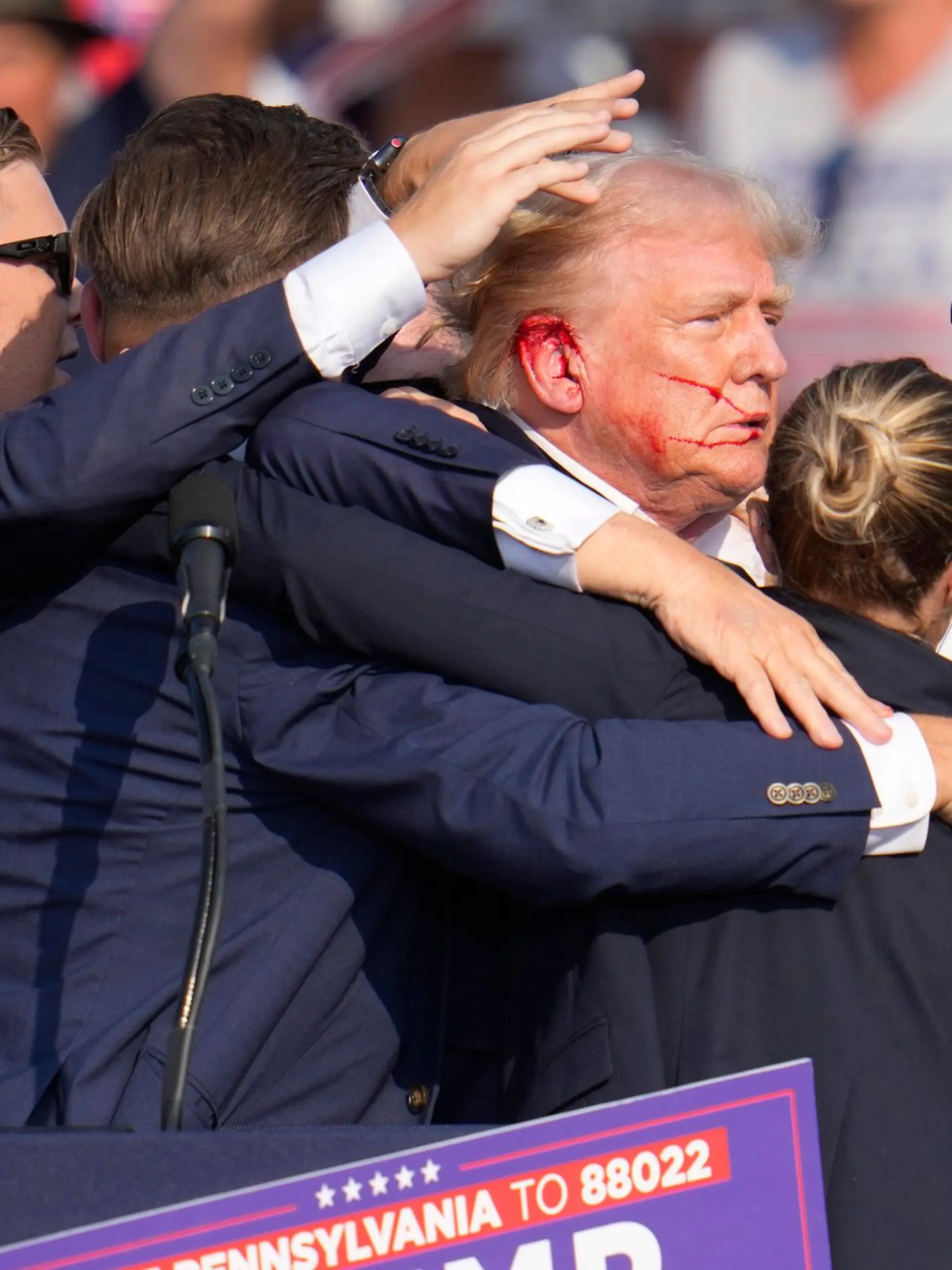 Bild zu: "Trumps treueste MAGA-Fans zweifeln am Attentat: War alles nur inszeniert?"
