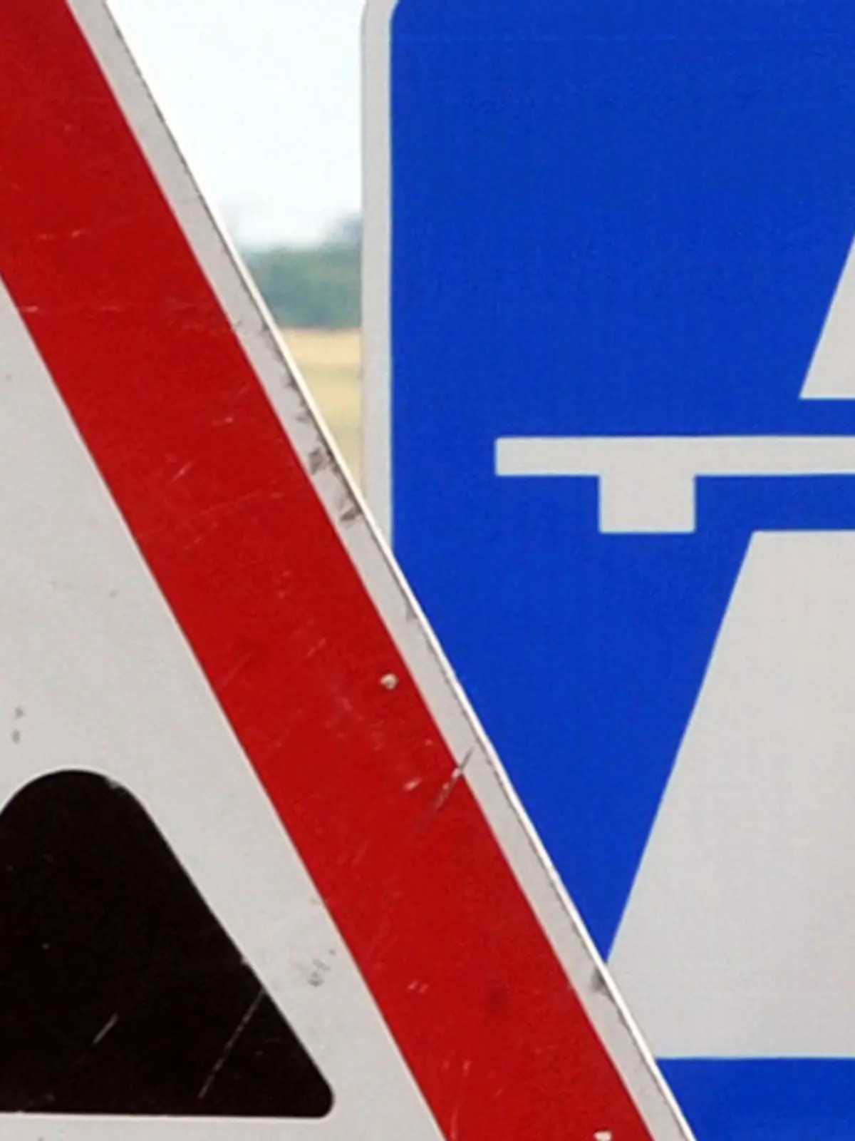 Bild zu: "Gefährliche Geisterfahrt auf der A7 endet mit Kollision"