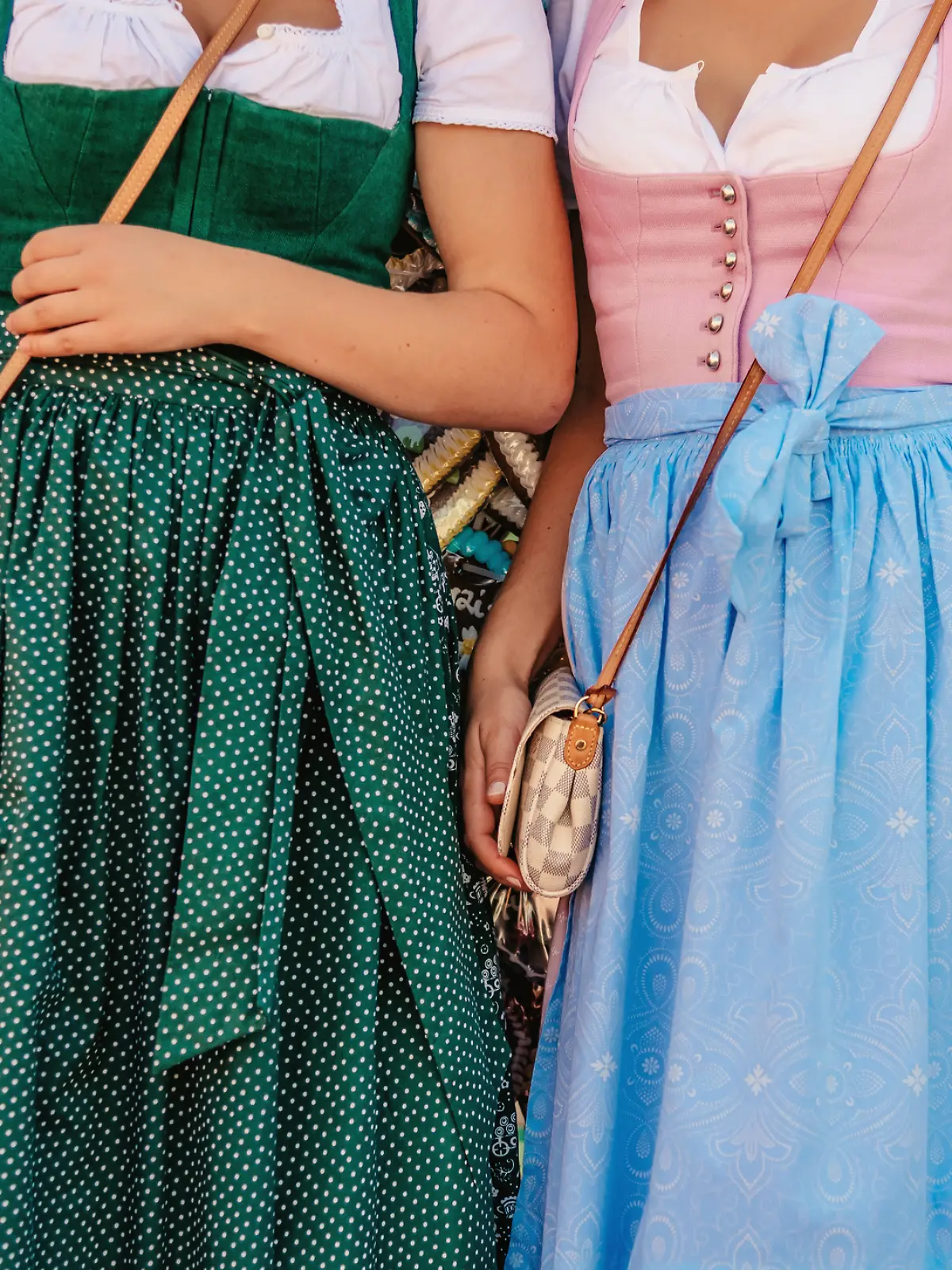 Dirndl gibt es in vielen Varianten. Beim Styling kann man aber so einiges falsch machen.