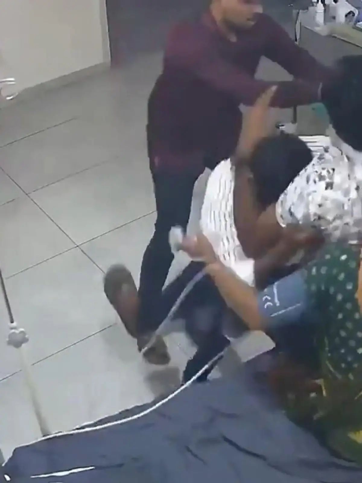 Massenschlägerei im Krankenhaus! Familie prügelt auf Arzt ein