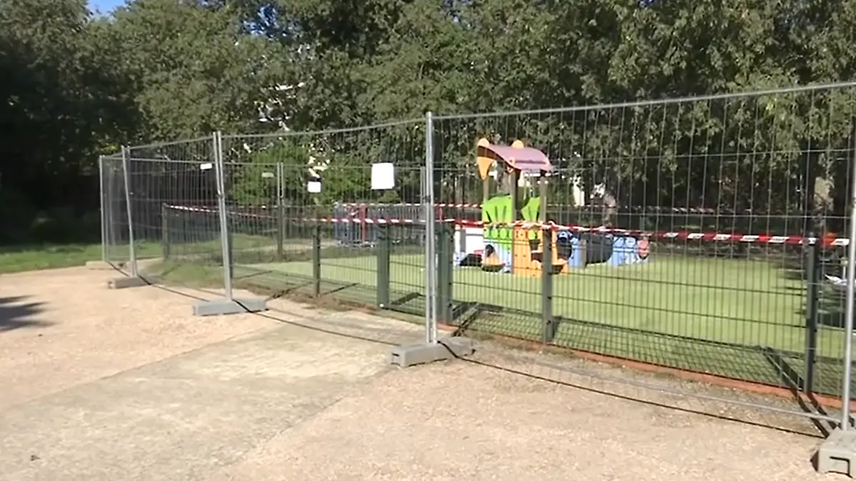 Ein abgesperrter Spielplatz.
