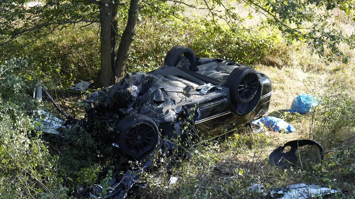 Ein Autowrack in einer Böschung. 