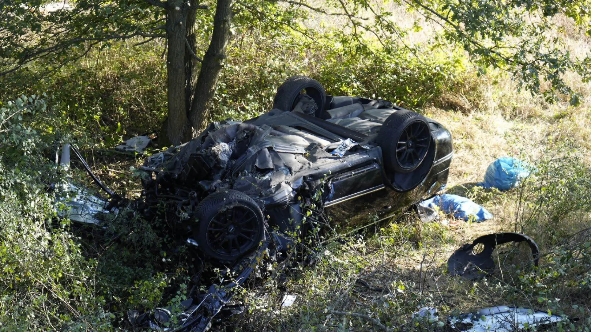 Ein Autowrack in einer Böschung.