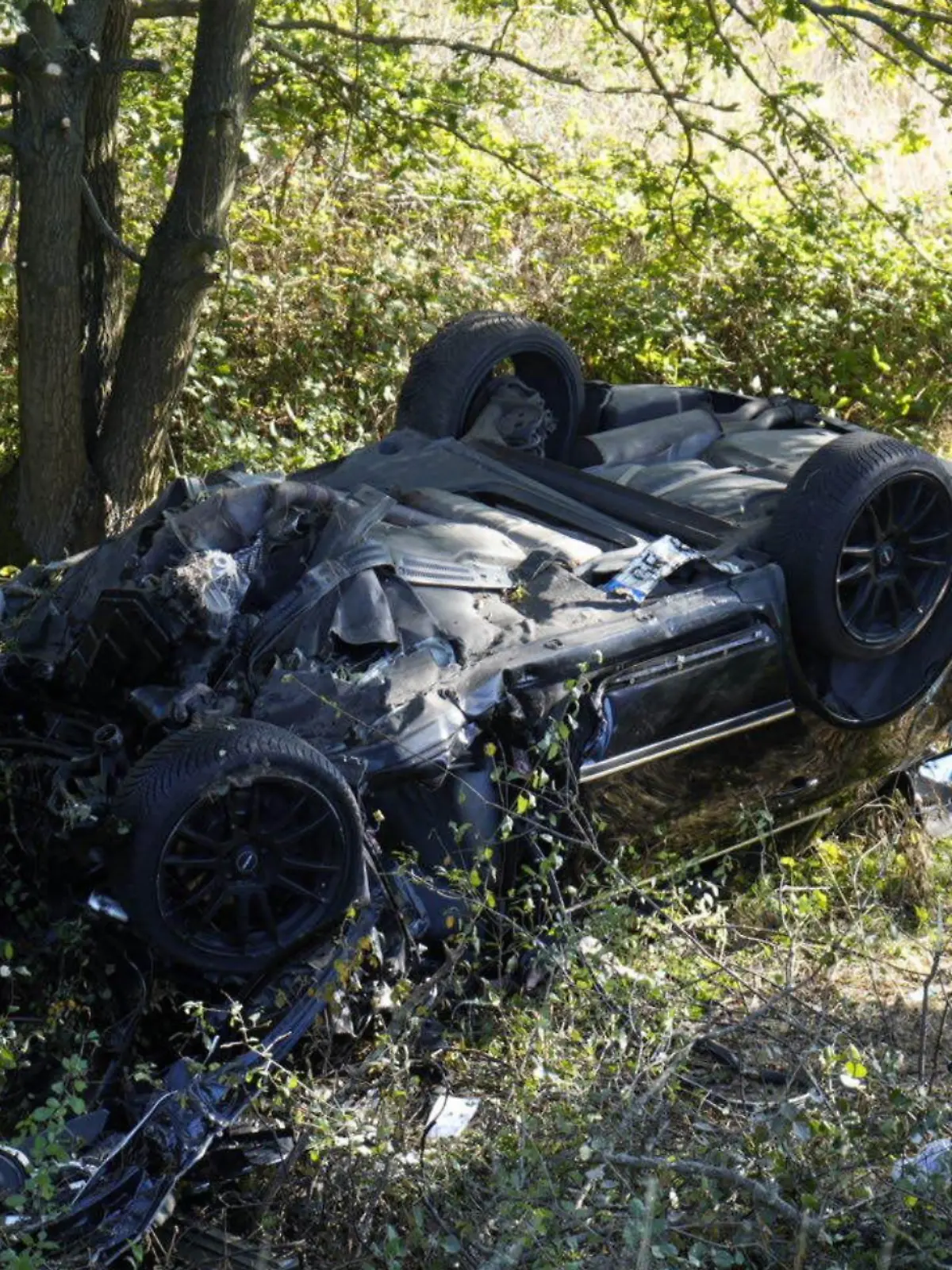 Ein Autowrack in einer Böschung. 