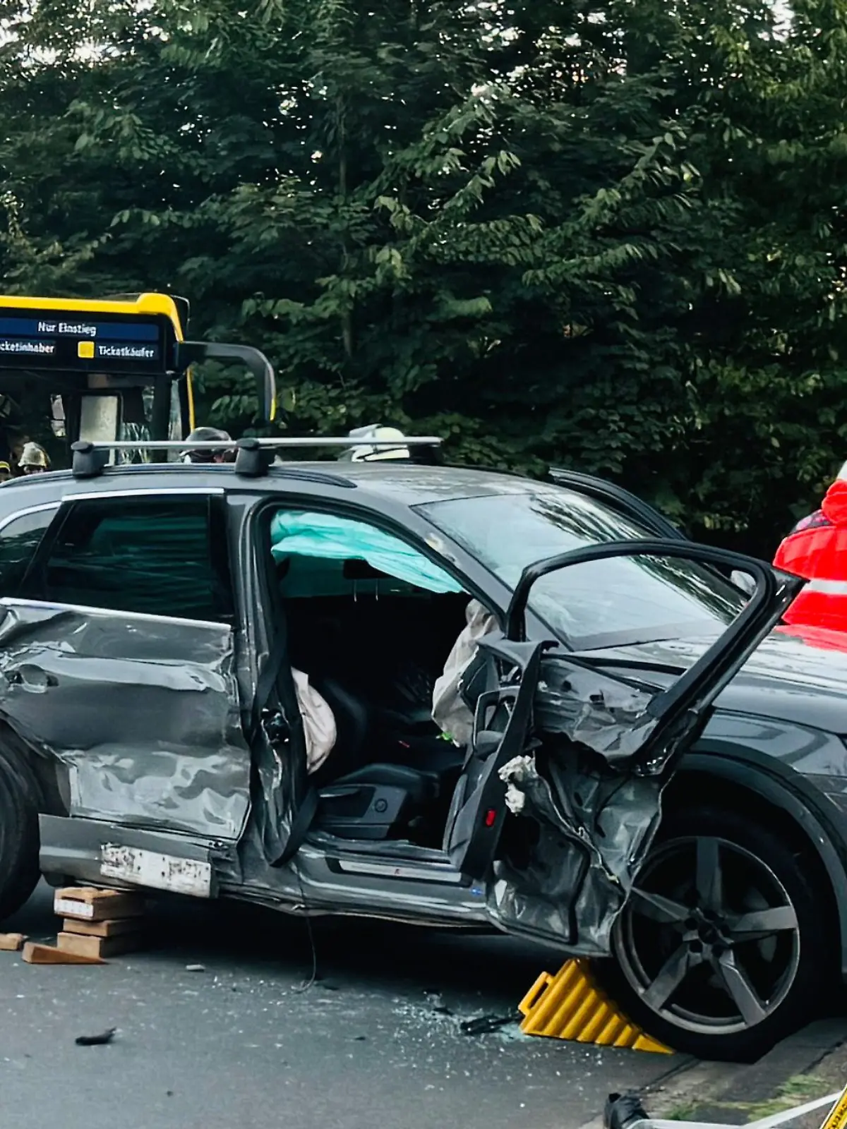 Bild zu: "Oktoberfest-Bus rammt Auto - 23 Verletzte! "