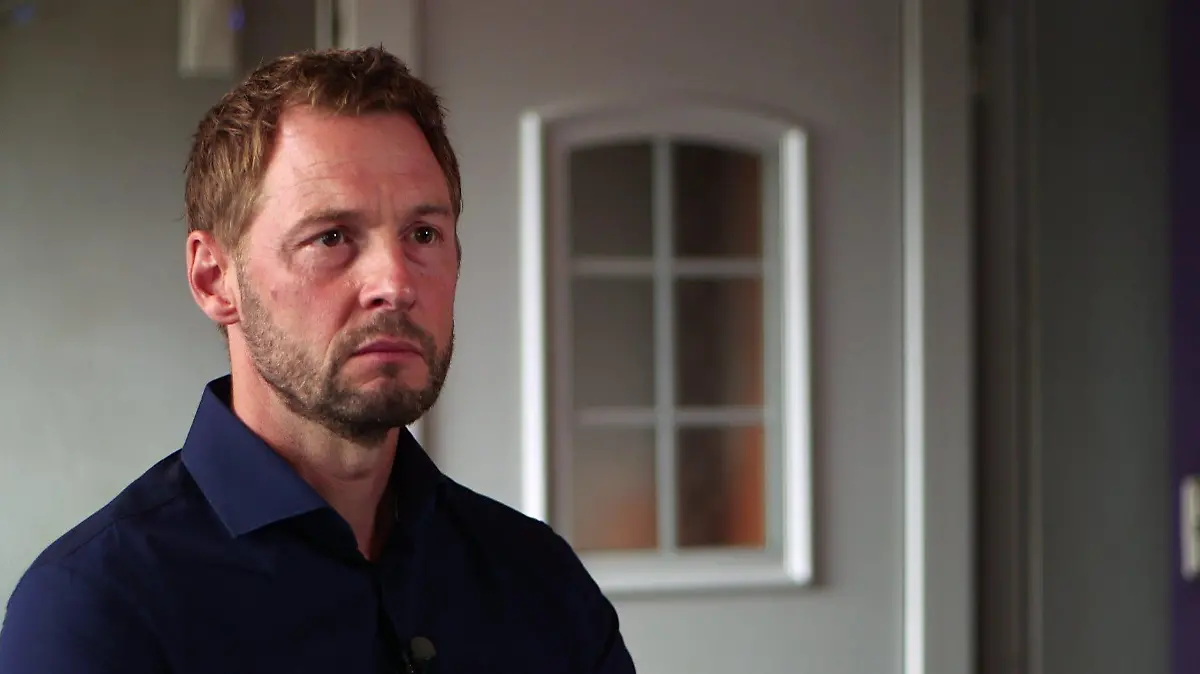 Moderator Dieter Könnes spricht mit Finjas Eltern über den Ecstasy-Tod der 13-Jährigen aus Altentreptow.