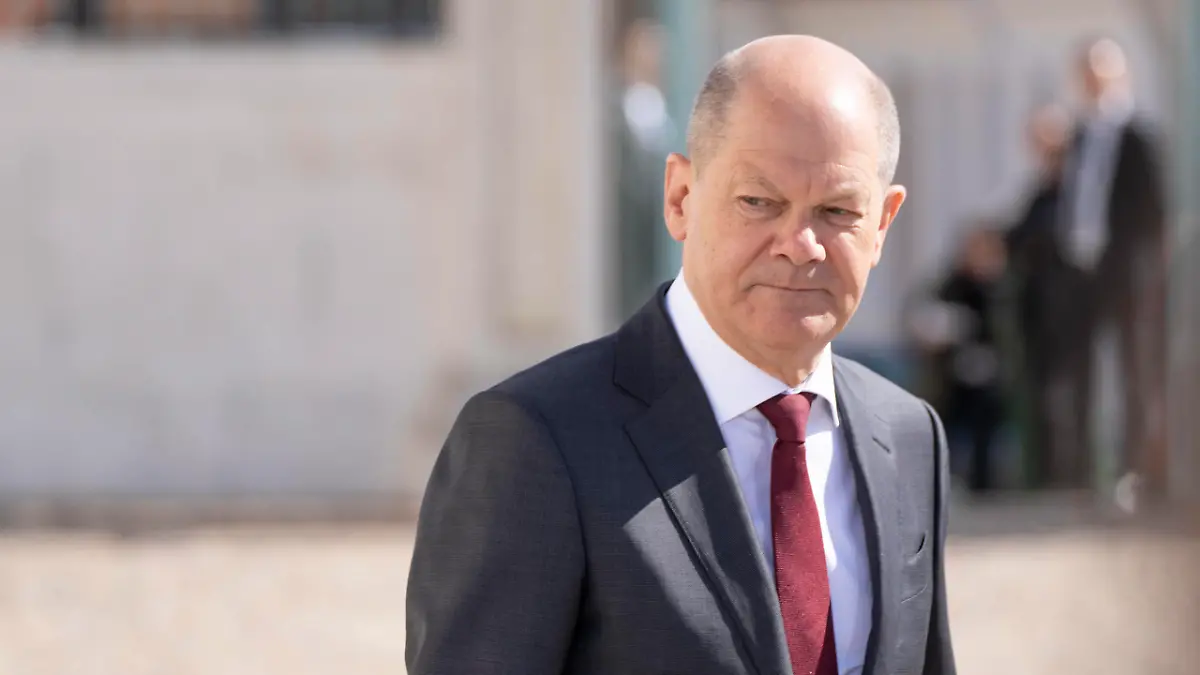  Zweitägige Klausurtagung der Bundesregierung im Gästehaus Schloss Meseberg Tag 1 - Bundeskanzler Olaf Scholz gibt zu Beginn der Klausurtagung ein Pressestatement vor dem Gästehaus abZweitägige Klausurtagung der Bundesregierung im Gästehaus Schloss Meseberg Tag 1 - Bundeskanzler Olaf Scholz gibt zu Beginn der Klausurtagung ein Pressestatement vor dem Gästehaus ab, Meseberg Mecklenburg-Vorpommern Deutschland Gästehaus der Bundesregierung *** Two-day closed-door meeting of the German government in the guest house Schloss Meseberg Day 1 Chancellor Olaf Scholz gives at the beginning of the closed-door meeting a press statement in front of the guest house Two-day closed-door meeting of the German government in the guest house Schl
