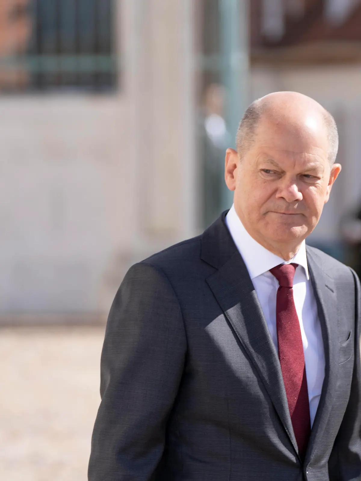  Zweitägige Klausurtagung der Bundesregierung im Gästehaus Schloss Meseberg Tag 1 - Bundeskanzler Olaf Scholz gibt zu Beginn der Klausurtagung ein Pressestatement vor dem Gästehaus abZweitägige Klausurtagung der Bundesregierung im Gästehaus Schloss Meseberg Tag 1 - Bundeskanzler Olaf Scholz gibt zu Beginn der Klausurtagung ein Pressestatement vor dem Gästehaus ab, Meseberg Mecklenburg-Vorpommern Deutschland Gästehaus der Bundesregierung *** Two-day closed-door meeting of the German government in the guest house Schloss Meseberg Day 1 Chancellor Olaf Scholz gives at the beginning of the closed-door meeting a press statement in front of the guest house Two-day closed-door meeting of the German government in the guest house Schl