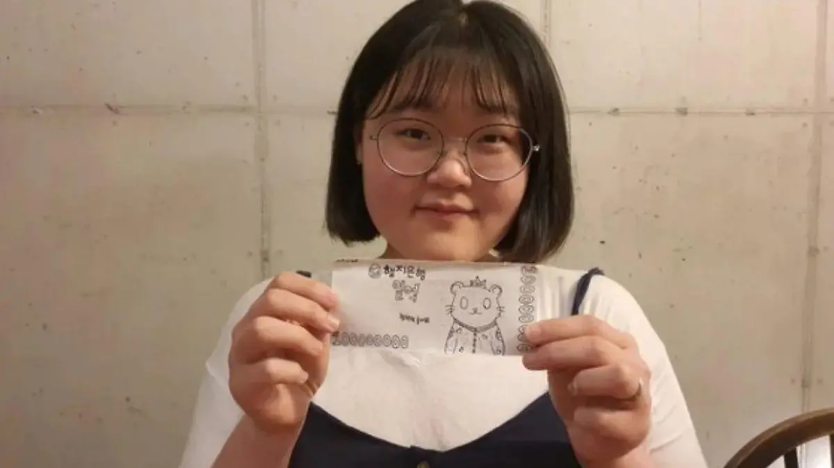 Ji-hyeon Kwak hält ein Blatt in die Höhe