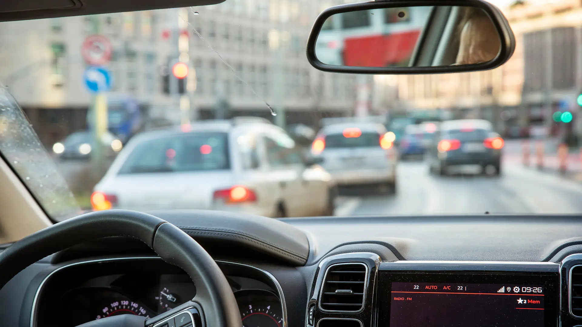 Blick aus einem Auto durch die Windschutzscheibe auf die Straße in der Innenstadt