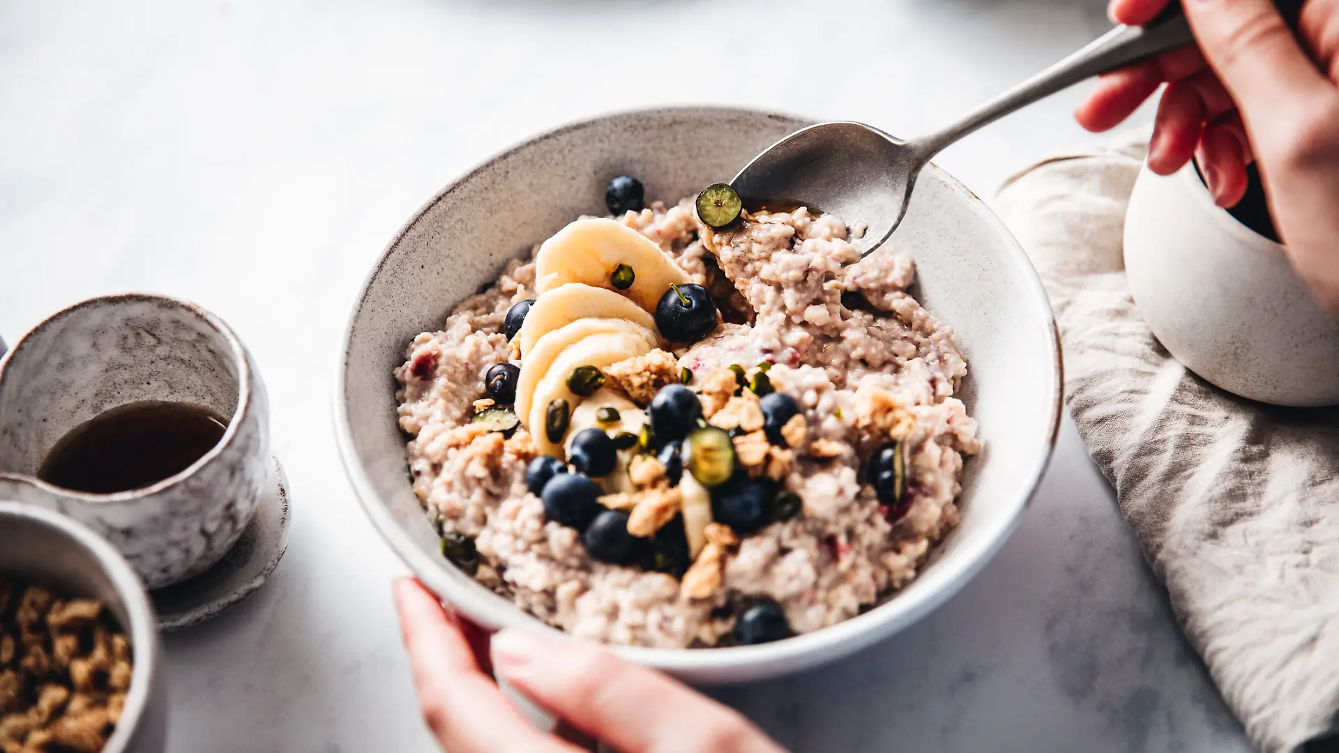 Brauchen wir wirklich das Frühstück, um morgens fit und leistungsfähig zu sein? An dieser Annahme scheiden sich die Geister.