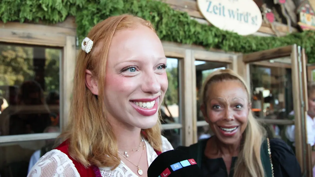 Anna Ermakova in Flirtlaune auf der Wiesn "Wir haben so viel Spaß"