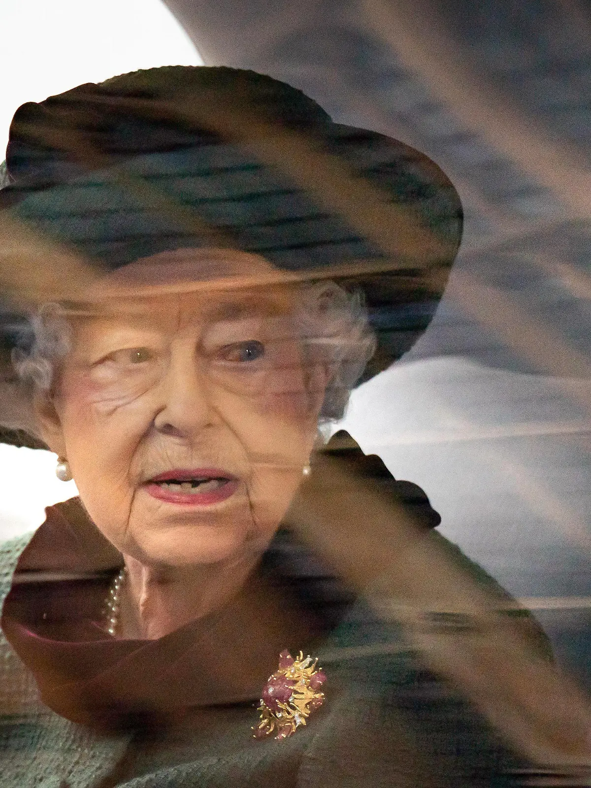 ARCHIV - 29.03.2022, Großbritannien, London: Die britische Königin Elizabeth II. und ihr Sohn Prinz Andrew, Herzog von York, verlassen die Westminster Abbey nach einem Gedenkgottesdienst für Prinz Philip. Am 21. April 2022 feiert die Monarchin ihren 96. Geburtstag. (zu dpa-Korr "Mit 96 mehr Ruhe oder neuer Zoff? - Queen startet in neues Lebensjahr") Foto: Aaron Chown/PA Wire/dpa +++ dpa-Bildfunk +++