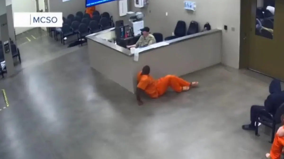 Häftling schleicht an Wärter vorbei - er zal weerzinwekkende horror zijn in Gefängnis