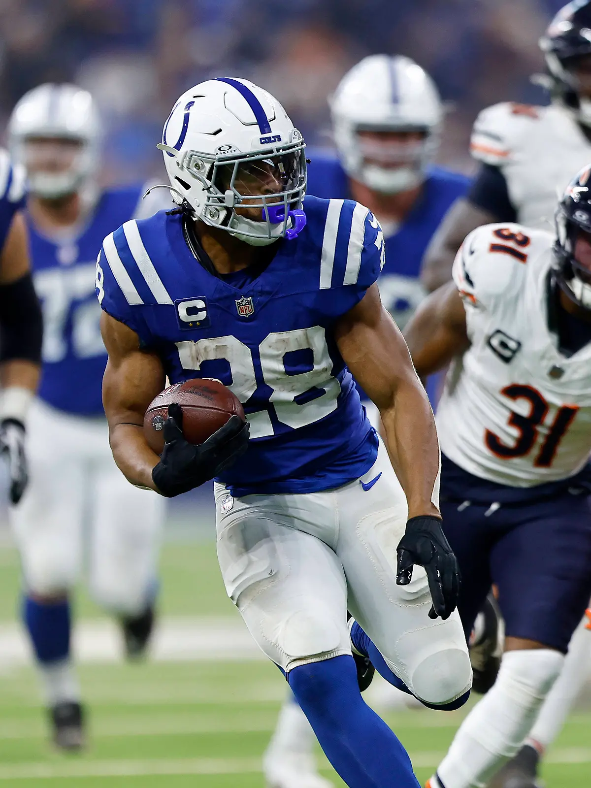 INDIANAPOLIS, IN - SEPTEMBER 22: Indianapolis Colts running back Jonathan Taylor 28 breaks away and takes it in 29 yards for a touchdown during and NFL, American Football Herren, USA game between the Chicago Bears and the Indianapolis Colts on September 22, 2024 at Lucas Oil Stadium in Indianapolis, IN.Photo by Jeffrey Brown/Icon Sportswire NFL: SEP 22 Bears at Colts EDITORIAL USE ONLY Icon092224002