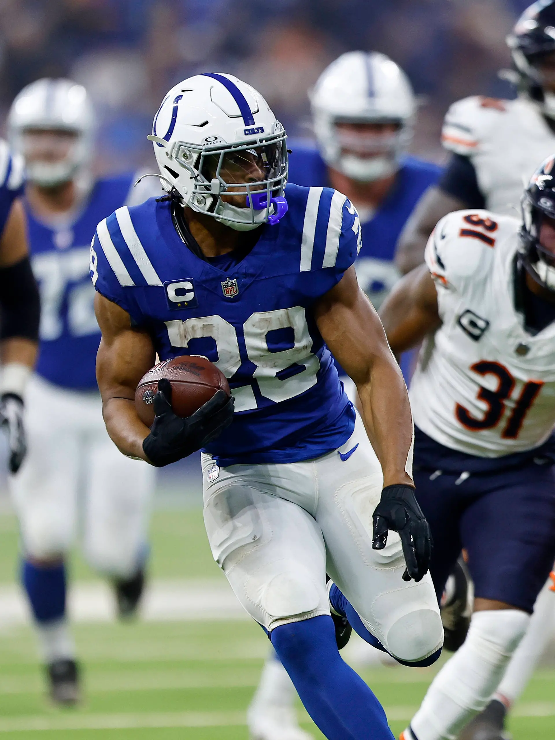 INDIANAPOLIS, IN - SEPTEMBER 22: Indianapolis Colts running back Jonathan Taylor 28 breaks away and takes it in 29 yards for a touchdown during and NFL, American Football Herren, USA game between the Chicago Bears and the Indianapolis Colts on September 22, 2024 at Lucas Oil Stadium in Indianapolis, IN.Photo by Jeffrey Brown/Icon Sportswire NFL: SEP 22 Bears at Colts EDITORIAL USE ONLY Icon092224002