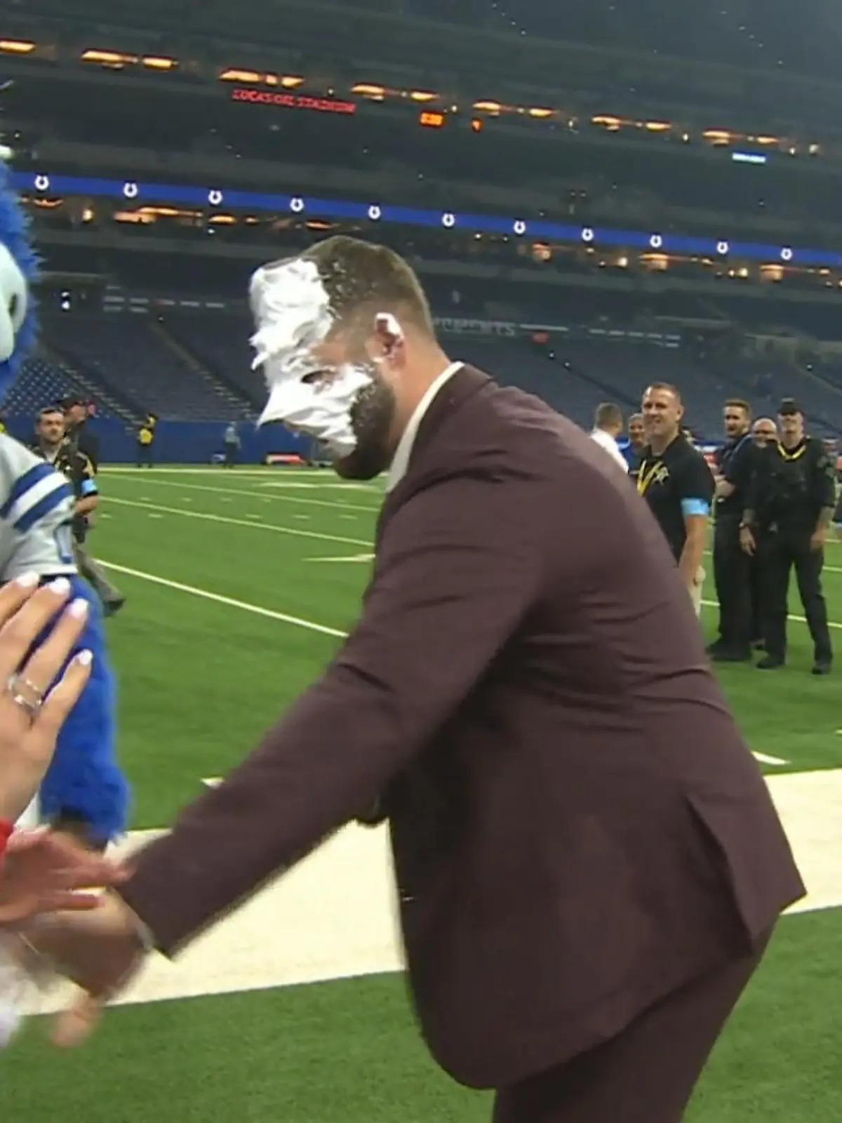 Bild zu: "NFL-Experte Björn Werner bekommt Kuchen ins Gesicht! "