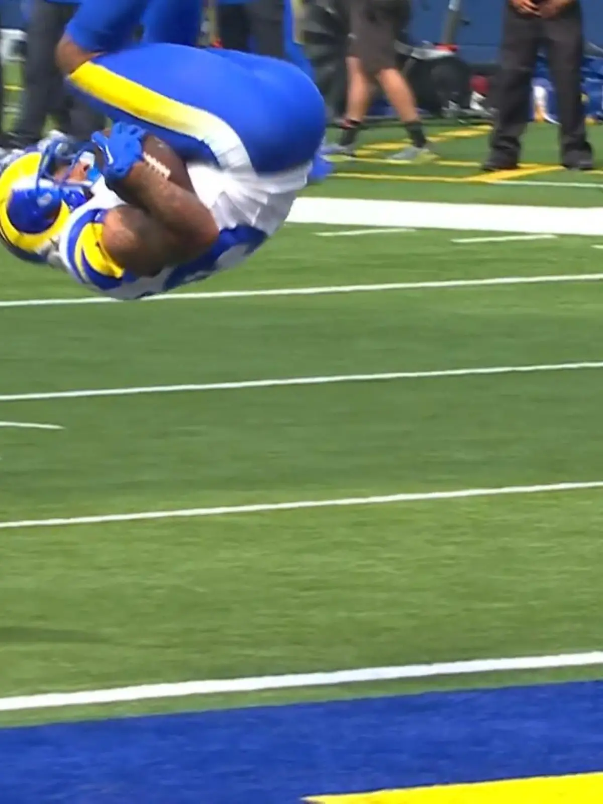 Bild zu: "Rams-Star mit unfassbarem Salto-Touchdown"