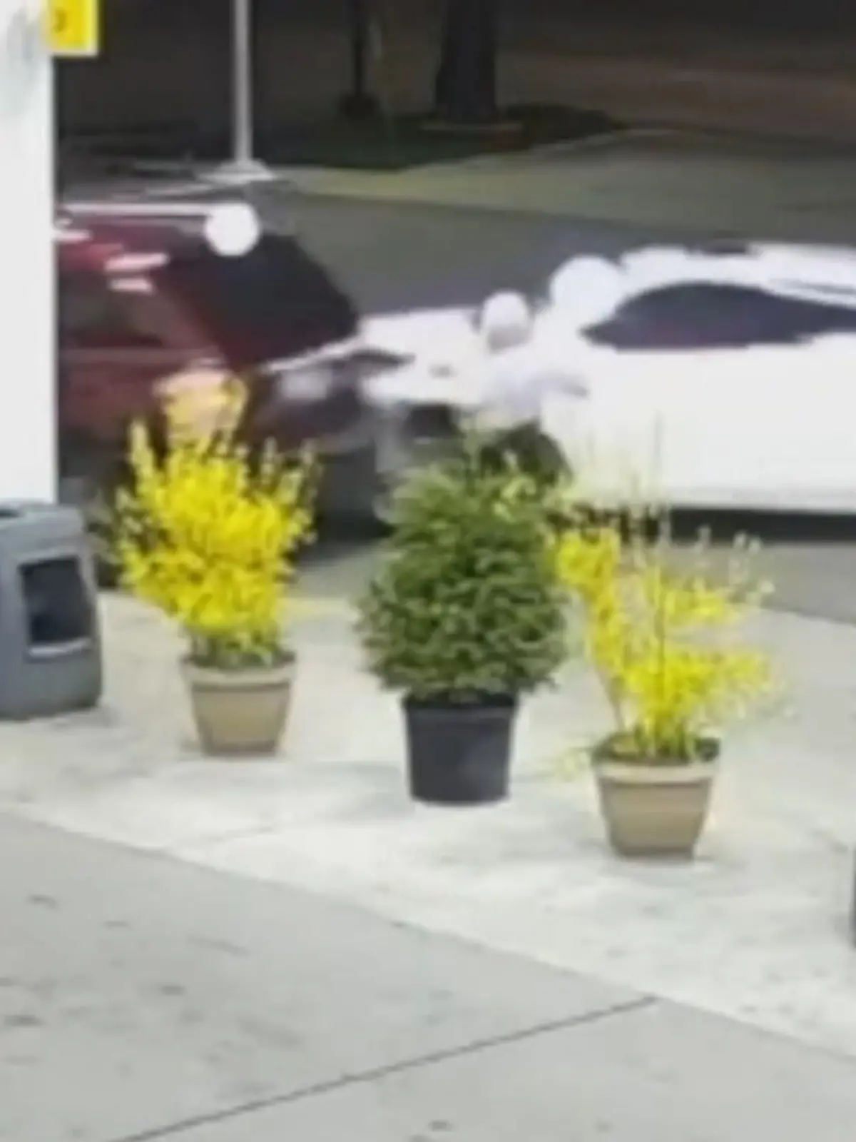 Heftiger Ausraster an einer Tankstelle in Michigan in den USA. 
Eigentlich wollten sich hier zwei Frauen nur treffen, um Kleider auszutauschen. Doch die Situation eskaliert komplett - die heftigen Bilder sehen Sie im Video!