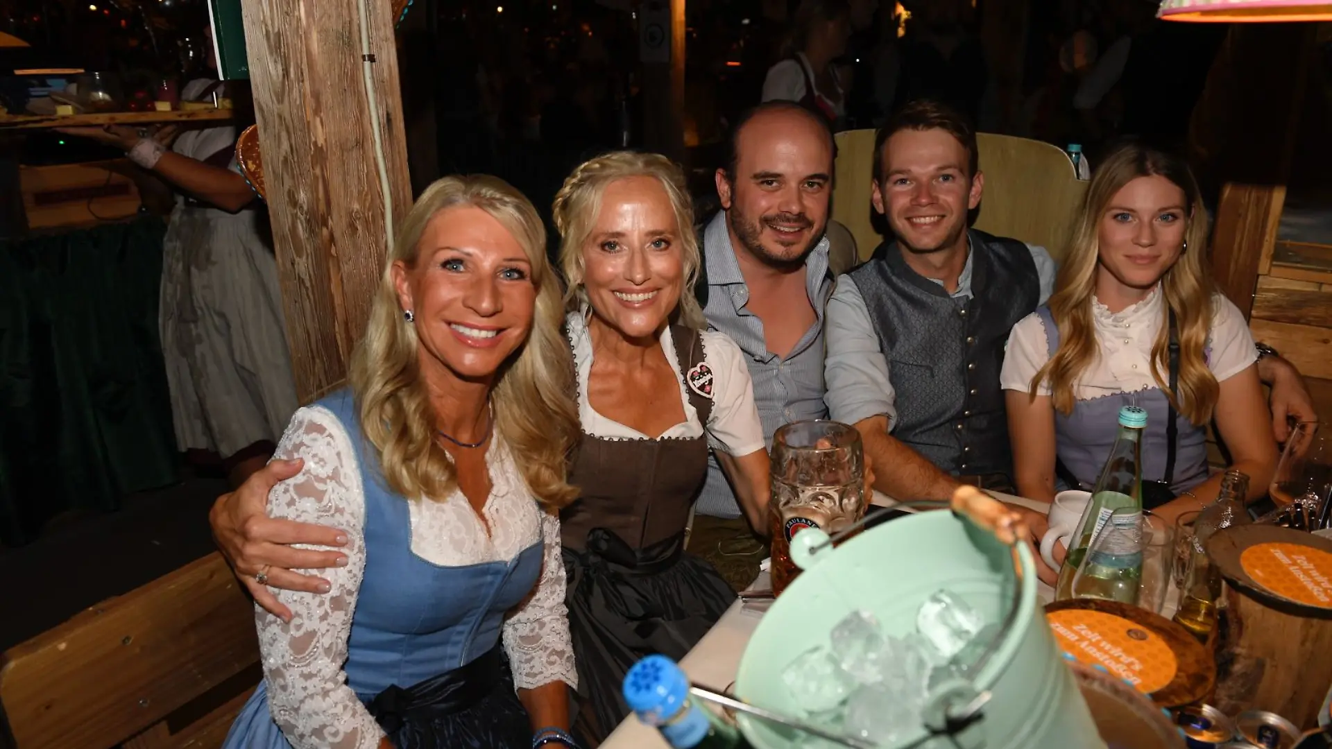 Karin Baumüller-Söder und Selina Söder feiern auf der Wiesn