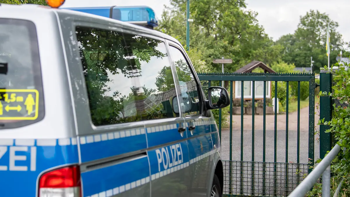 Kindermissbrauch in Münster Gesellschaft: Verbrechen, Prozesse. Ein Polizeiwagen steht am Eingang der Kleingartenanlage in Münster. In der Gartenlaube in Münster sollen Ende April vier Männer zwei Jungen missbraucht haben. Münster Nordrhein-Westfalen Deutschland *** Child abuse in Münster Society Crime, trials A police car is parked at the entrance to the allotment garden in Münster In the summerhouse in Münster four men are said to have abused two boys at the end of April Münster North Rhine-Westphalia Germany Copyright: xDavidxInderlied/Kirchner-Mediax 