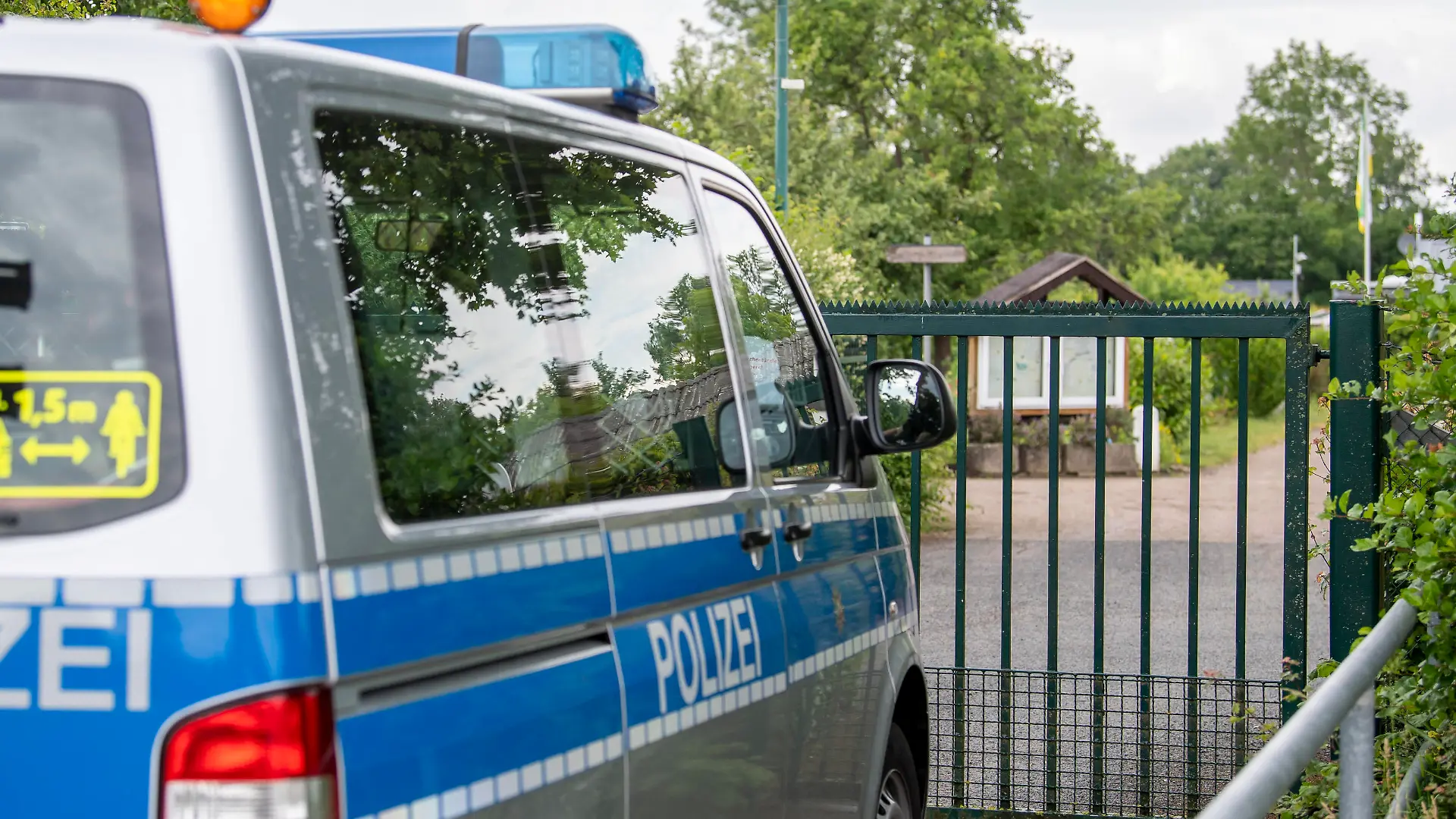 Kindermissbrauch in Münster Gesellschaft: Verbrechen, Prozesse. Ein Polizeiwagen steht am Eingang der Kleingartenanlage in Münster. In der Gartenlaube in Münster sollen Ende April vier Männer zwei Jungen missbraucht haben. Münster Nordrhein-Westfalen Deutschland *** Child abuse in Münster Society Crime, trials A police car is parked at the entrance to the allotment garden in Münster In the summerhouse in Münster four men are said to have abused two boys at the end of April Münster North Rhine-Westphalia Germany Copyright: xDavidxInderlied/Kirchner-Mediax