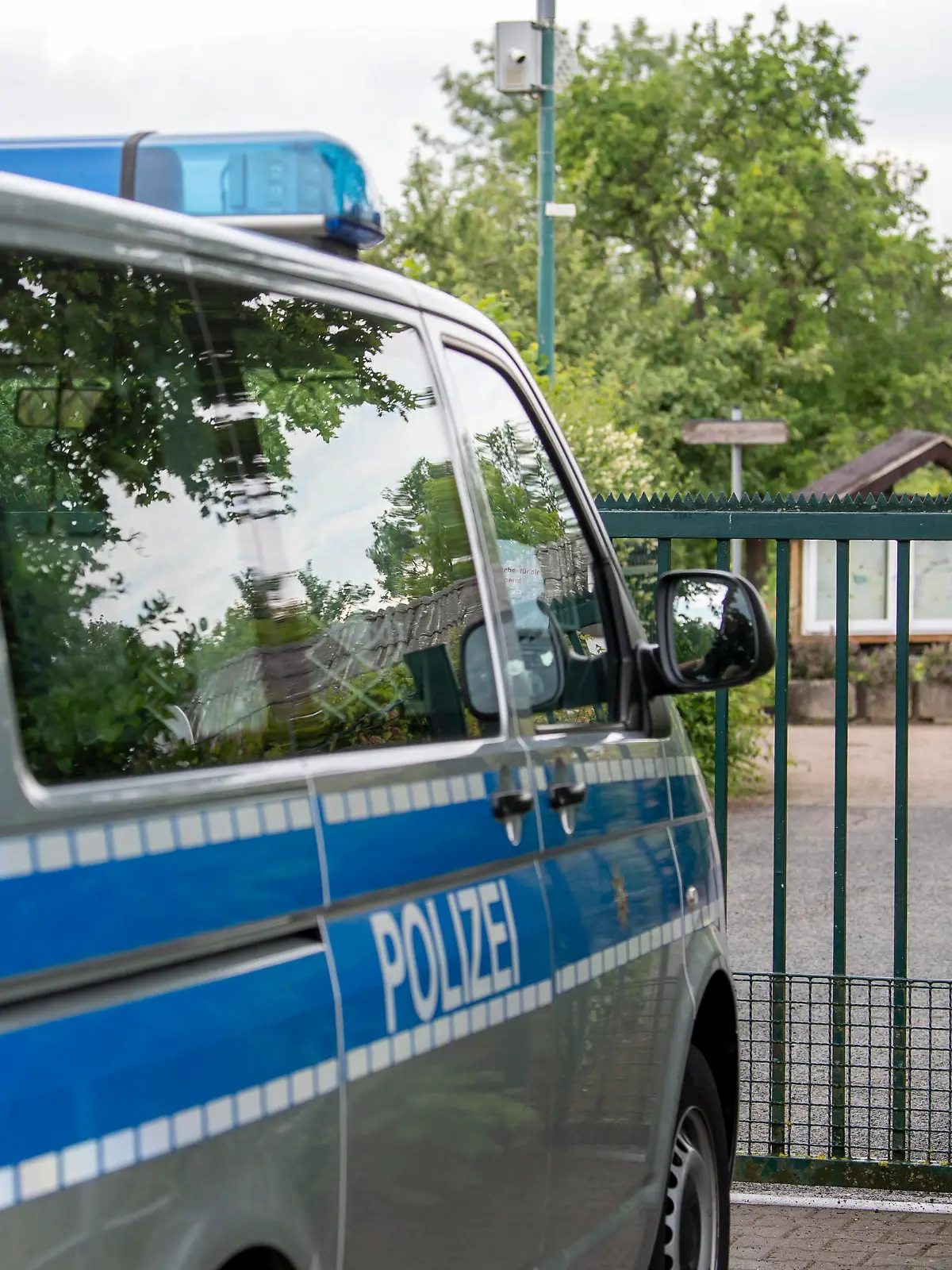 Kindermissbrauch in Münster Gesellschaft: Verbrechen, Prozesse. Ein Polizeiwagen steht am Eingang der Kleingartenanlage in Münster. In der Gartenlaube in Münster sollen Ende April vier Männer zwei Jungen missbraucht haben. Münster Nordrhein-Westfalen Deutschland *** Child abuse in Münster Society Crime, trials A police car is parked at the entrance to the allotment garden in Münster In the summerhouse in Münster four men are said to have abused two boys at the end of April Münster North Rhine-Westphalia Germany Copyright: xDavidxInderlied/Kirchner-Mediax 