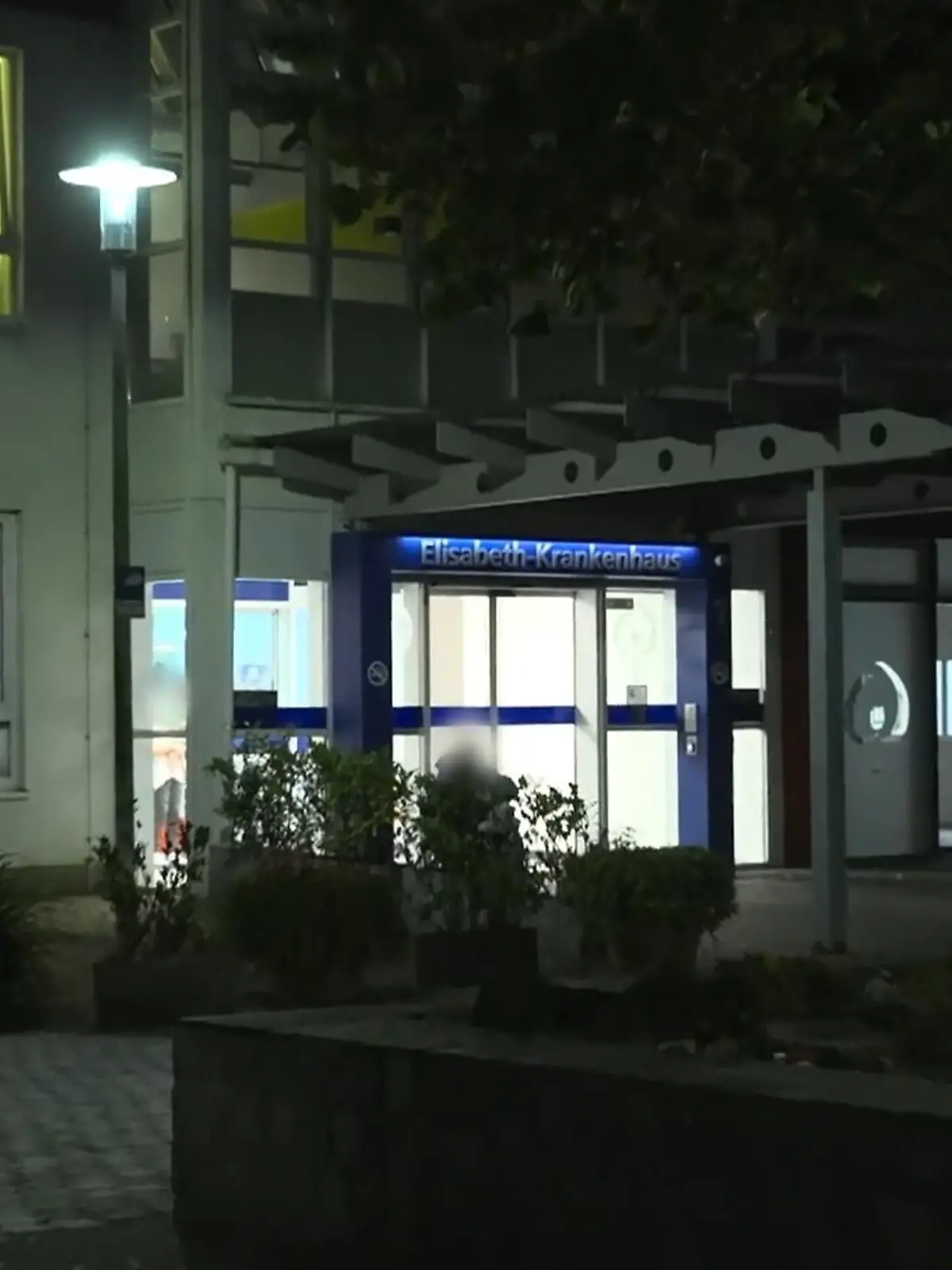 Zu sehen ist eine Außenansicht des Krankenhauses 