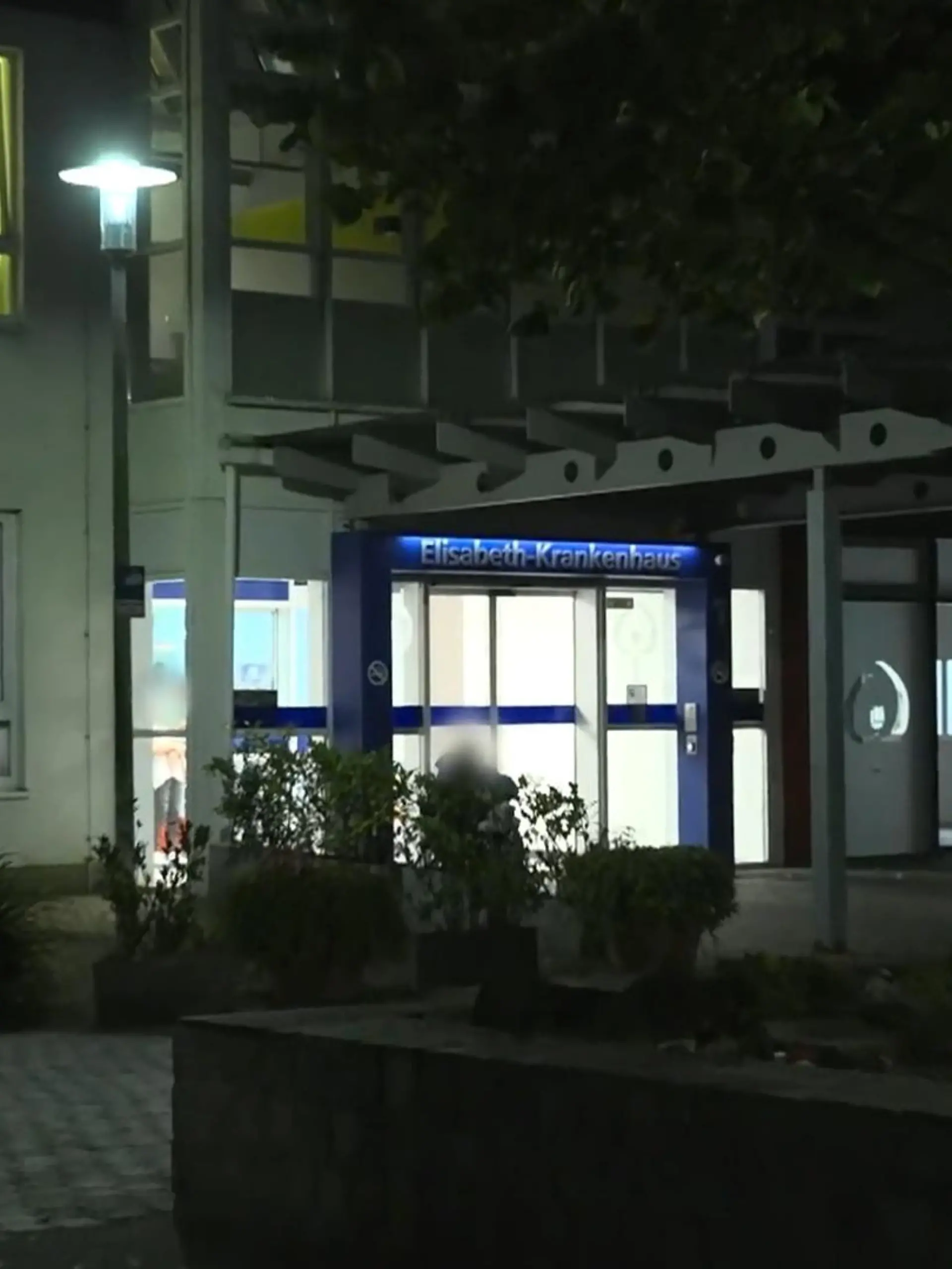 Zu sehen ist eine Außenansicht des Krankenhauses 