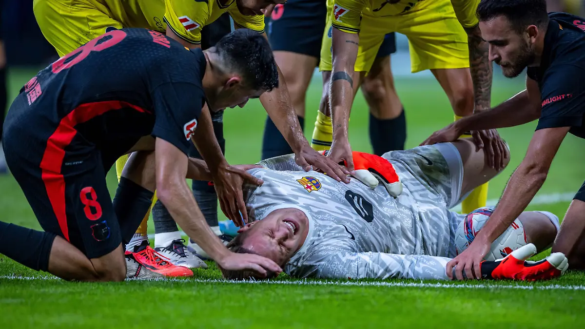 Marc-Andre ter Stegen krümmt sich vor Schmerzen