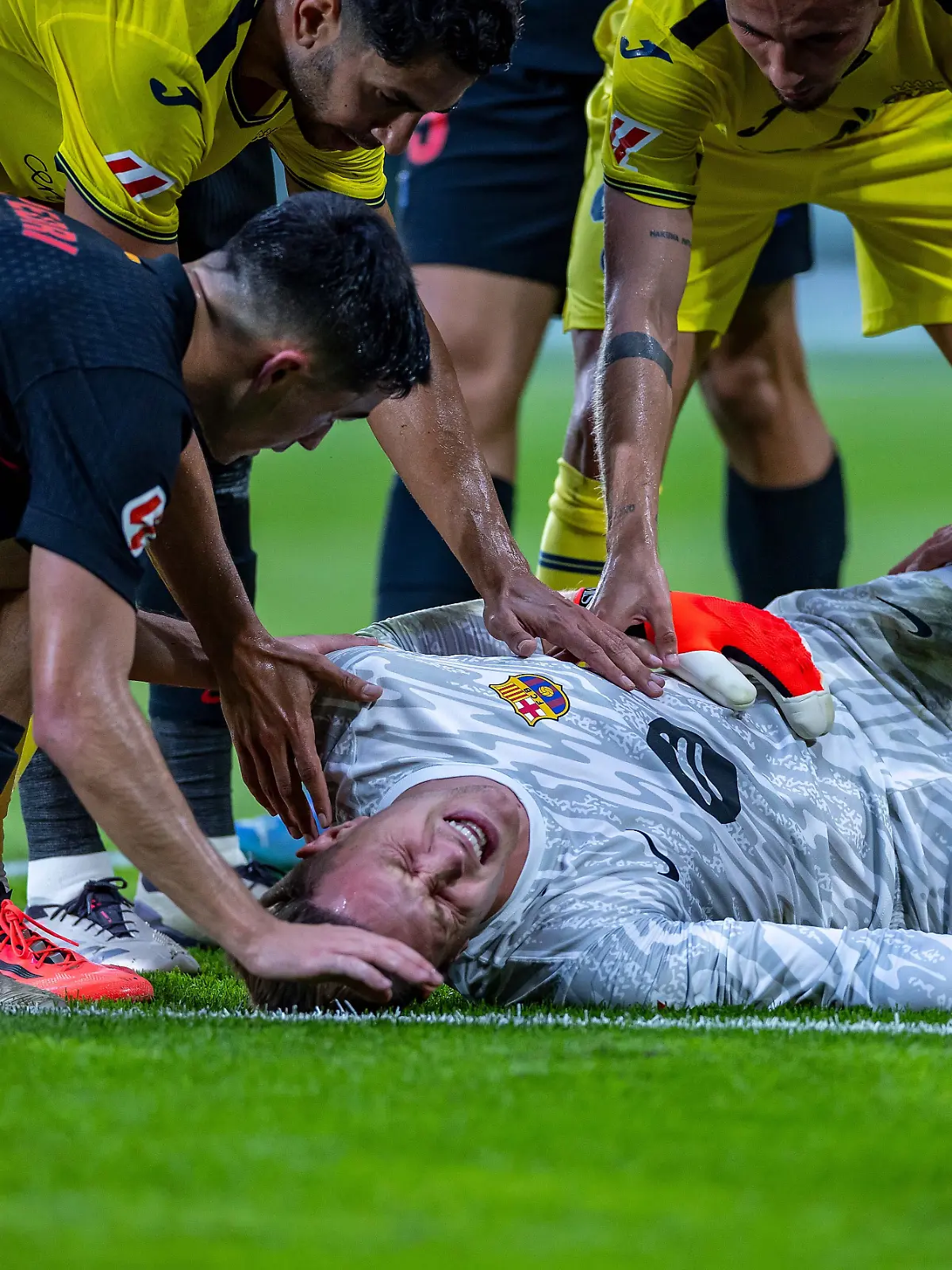 Marc-Andre ter Stegen krümmt sich vor Schmerzen