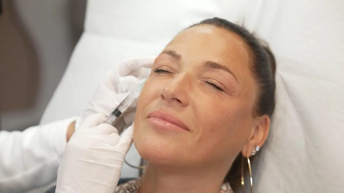 Hier legt die Beauty-Ärztin Hand an und spritzt Simone das Lachssperma direkt ins Gesicht.