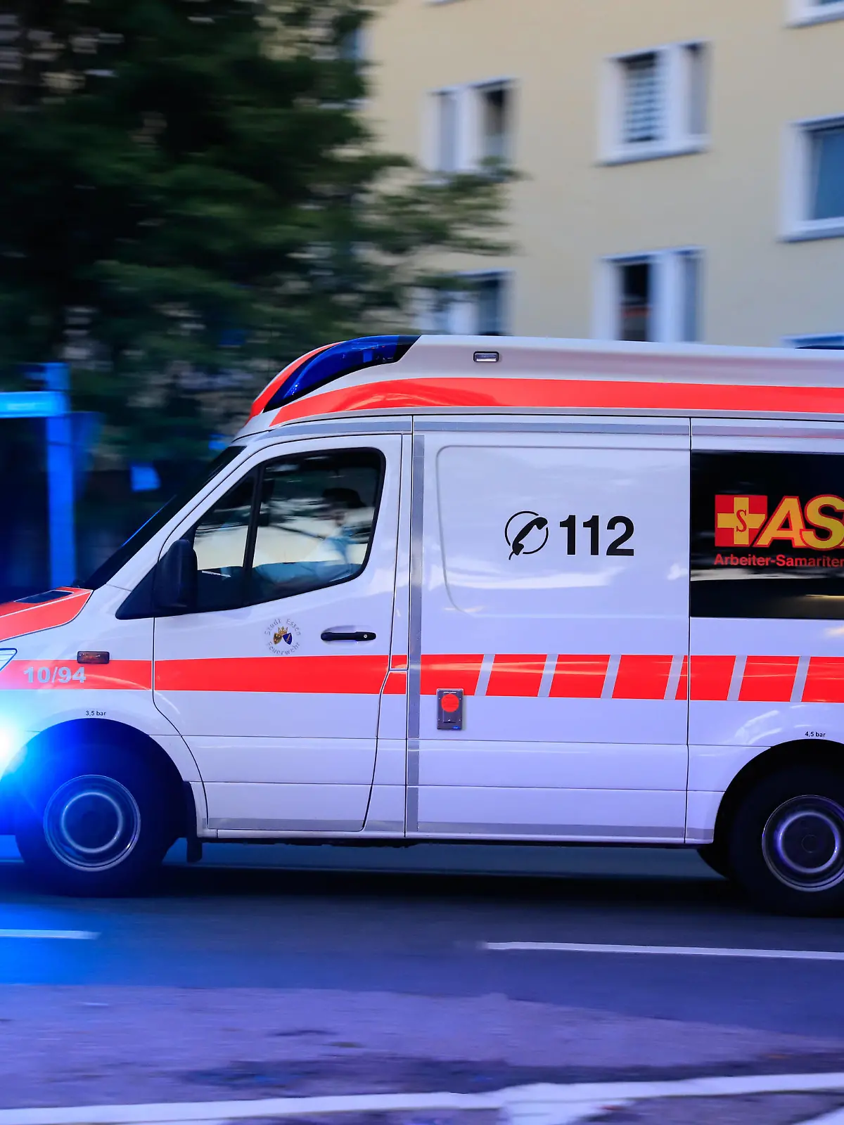  Krankenwagen/Rettungswagen auf Alarmfahrt Ein Krankenwagen/Rettungswagen, Arbeiter-Samariter-Bund auf Alarmfahrt in Essen. NRW *** Ambulance rescue vehicle on alarm drive An ambulance rescue vehicle, Arbeiter Samariter Bund on alarm drive in Essen NRW