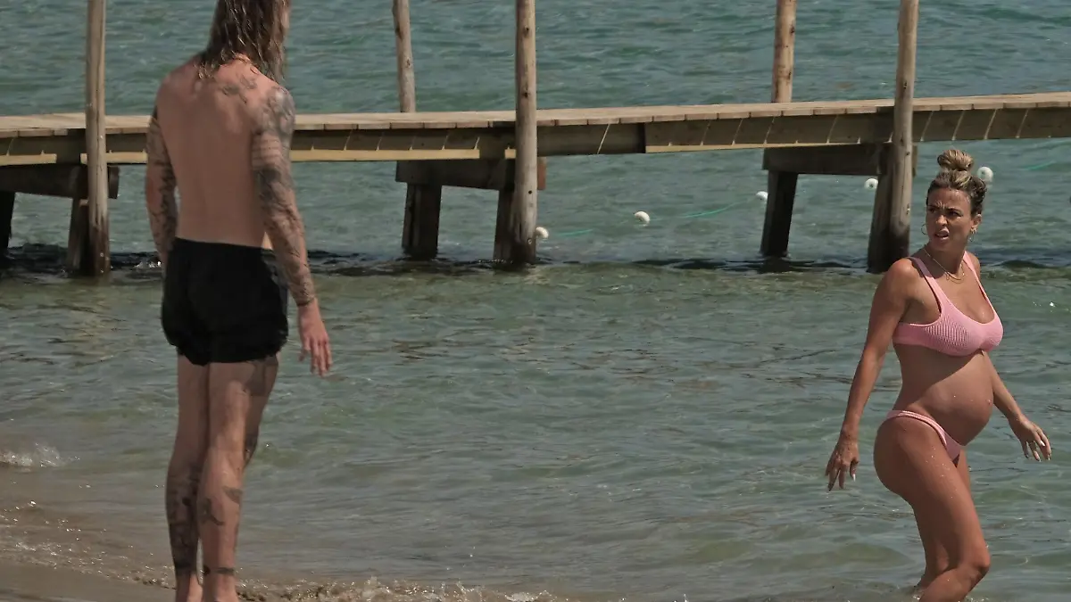 BGUK_2677985 - IBIZA, SPAIN - The Italian sports presenter Diletta Leotta showcases her ever-growing baby bump spotted out on the beaches of Ibiza with her beau, the Newcastle goalkeeper Loris Karius.
Pictured: Loris Karius, Diletta Leotta
BACKGRID UK 2 JULY 2023