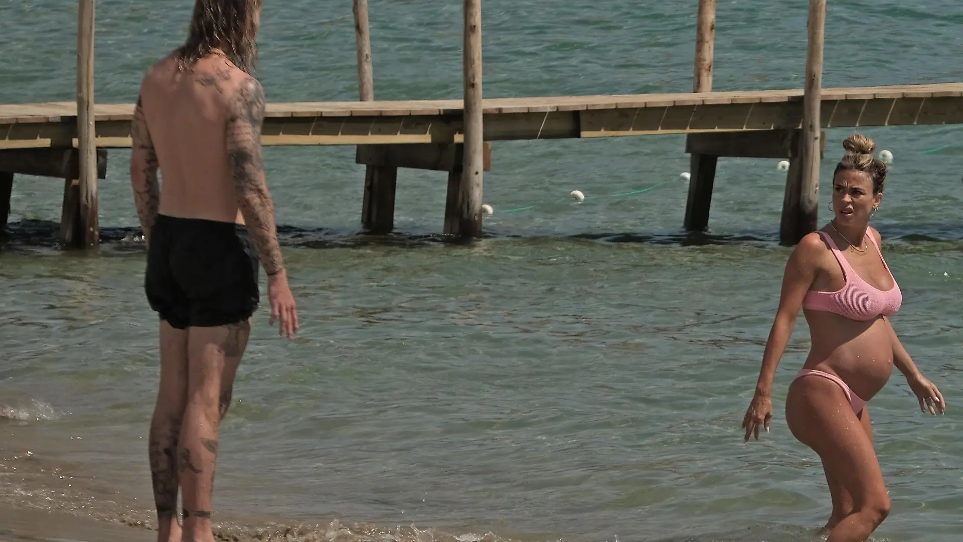 BGUK_2677985 - IBIZA, SPAIN - The Italian sports presenter Diletta Leotta showcases her ever-growing baby bump spotted out on the beaches of Ibiza with her beau, the Newcastle goalkeeper Loris Karius.
Pictured: Loris Karius, Diletta Leotta
BACKGRID UK 2 JULY 2023