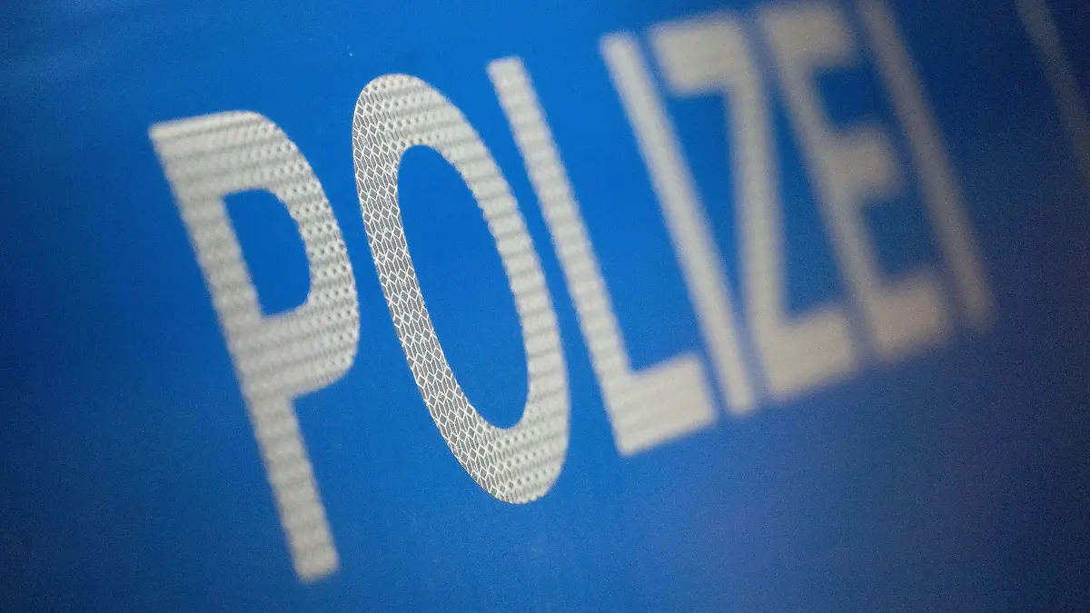 Die Polizei ging davon aus, dass mindestens zwei Täter an dem Einbruch beteiligt waren.