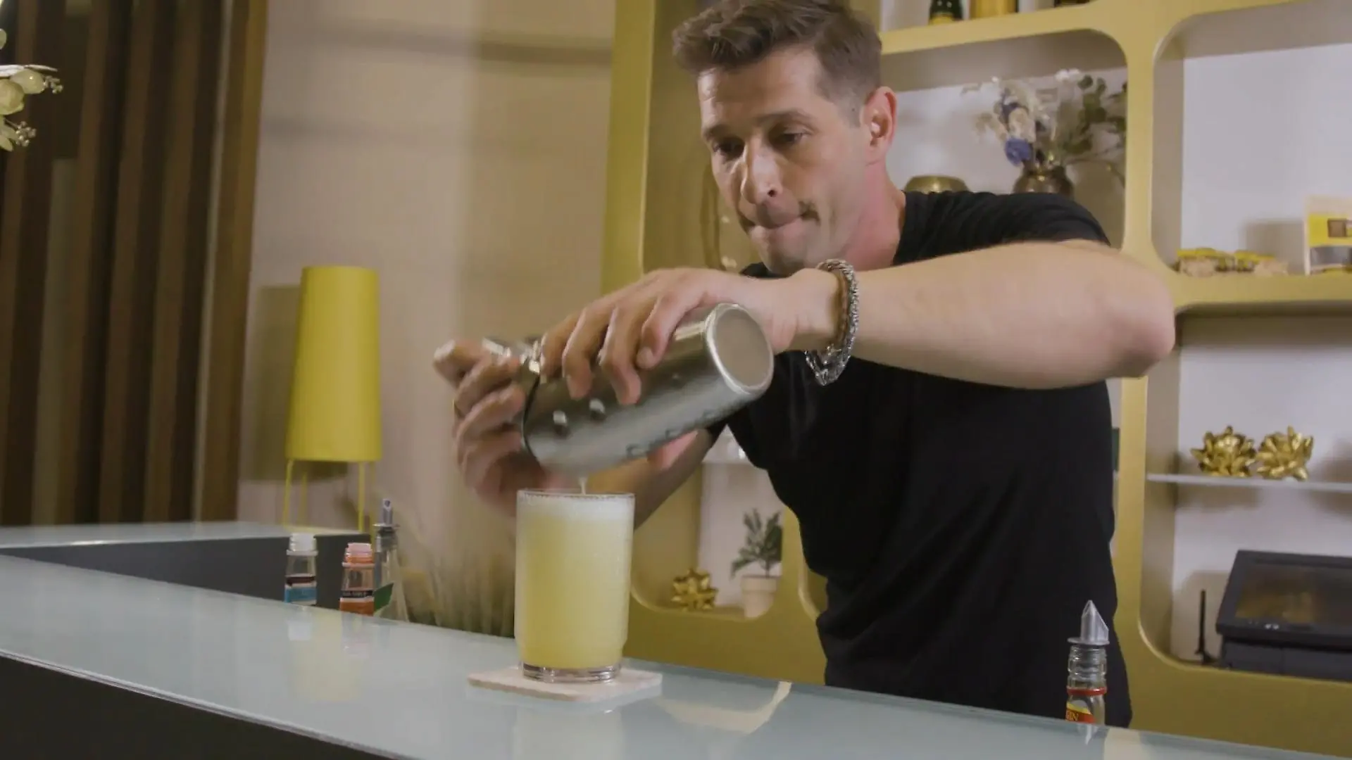 Jetzt ist Igor Dolgatschews Mixtalent gefragt AWZ-Schauspieler wird Cocktail-Star