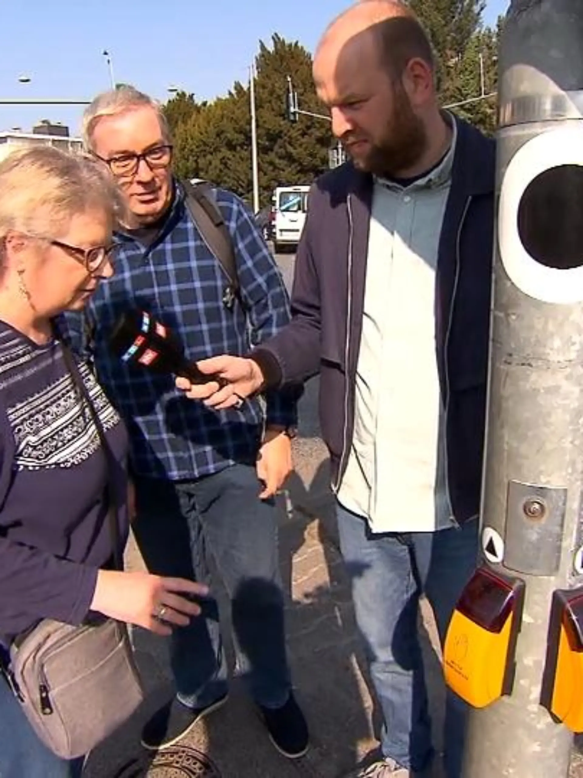 Sie sollen eigentlich helfen und für mehr Orientierung sorgen, doch stellen die Anwohner dabei vor nur noch größere Rätsel: Die neuen Ampelaufkleber in Wiesbaden Bierstadt. Runde weiße Sticker mit schwarzen Formen sollen hier zeigen, welcher Drücker zu welcher Ampel gehört.