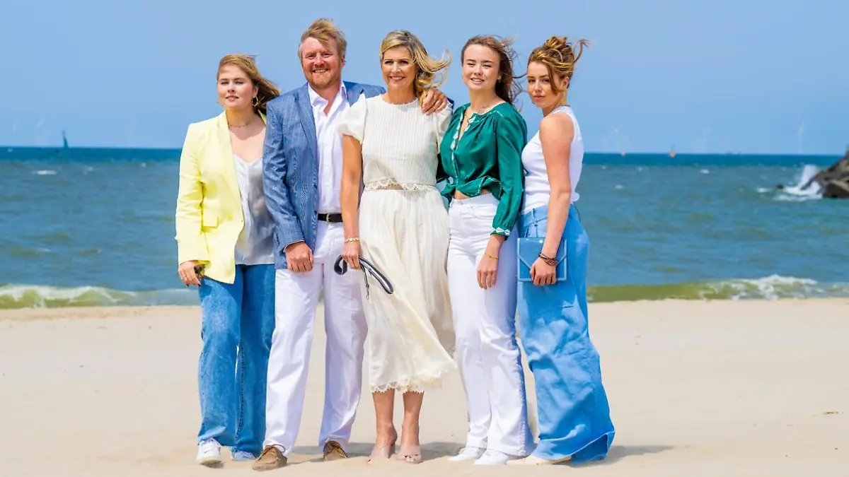 Königin Máxima strahlt mir ihrer Familie am Strand - doch ER stiehlt allen die Show