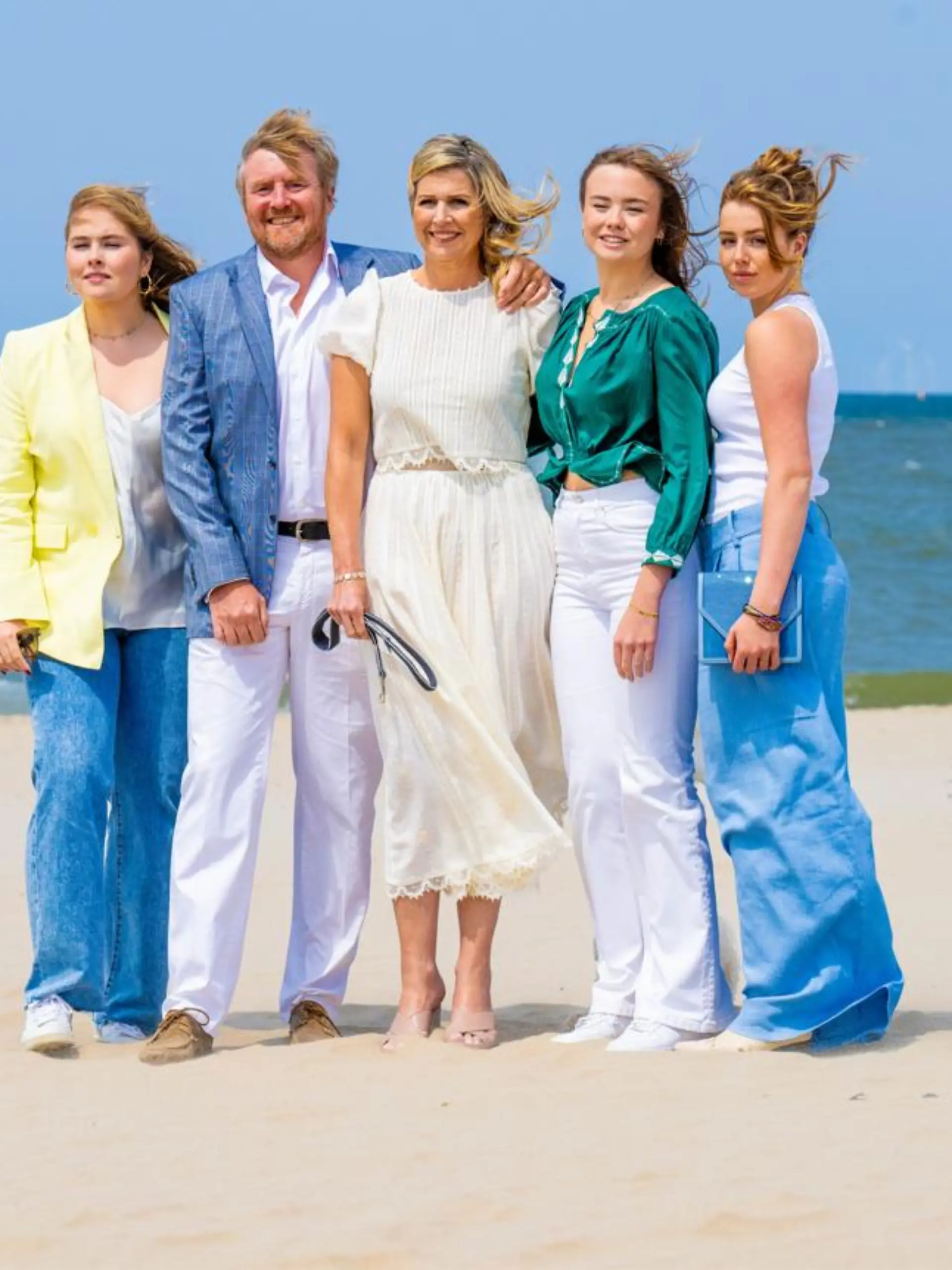 Königin Máxima strahlt mir ihrer Familie am Strand - doch ER stiehlt allen die Show