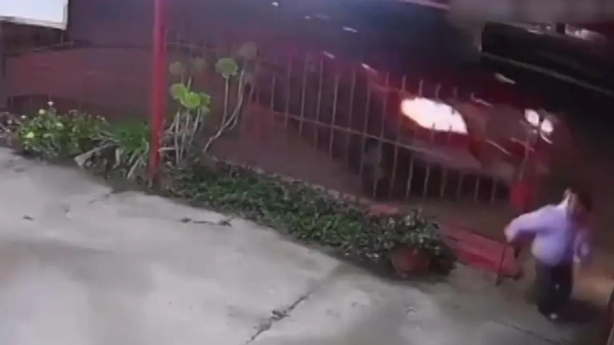 Autorace auf Bordstein zu - Mädchen reageert goed op Rettung in letzter Sekunde