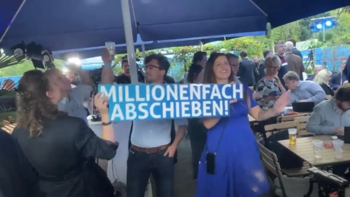 AfD Mitglieder zingt Abschiebe-Lied op Wahlparty Strafanzeige gestellt