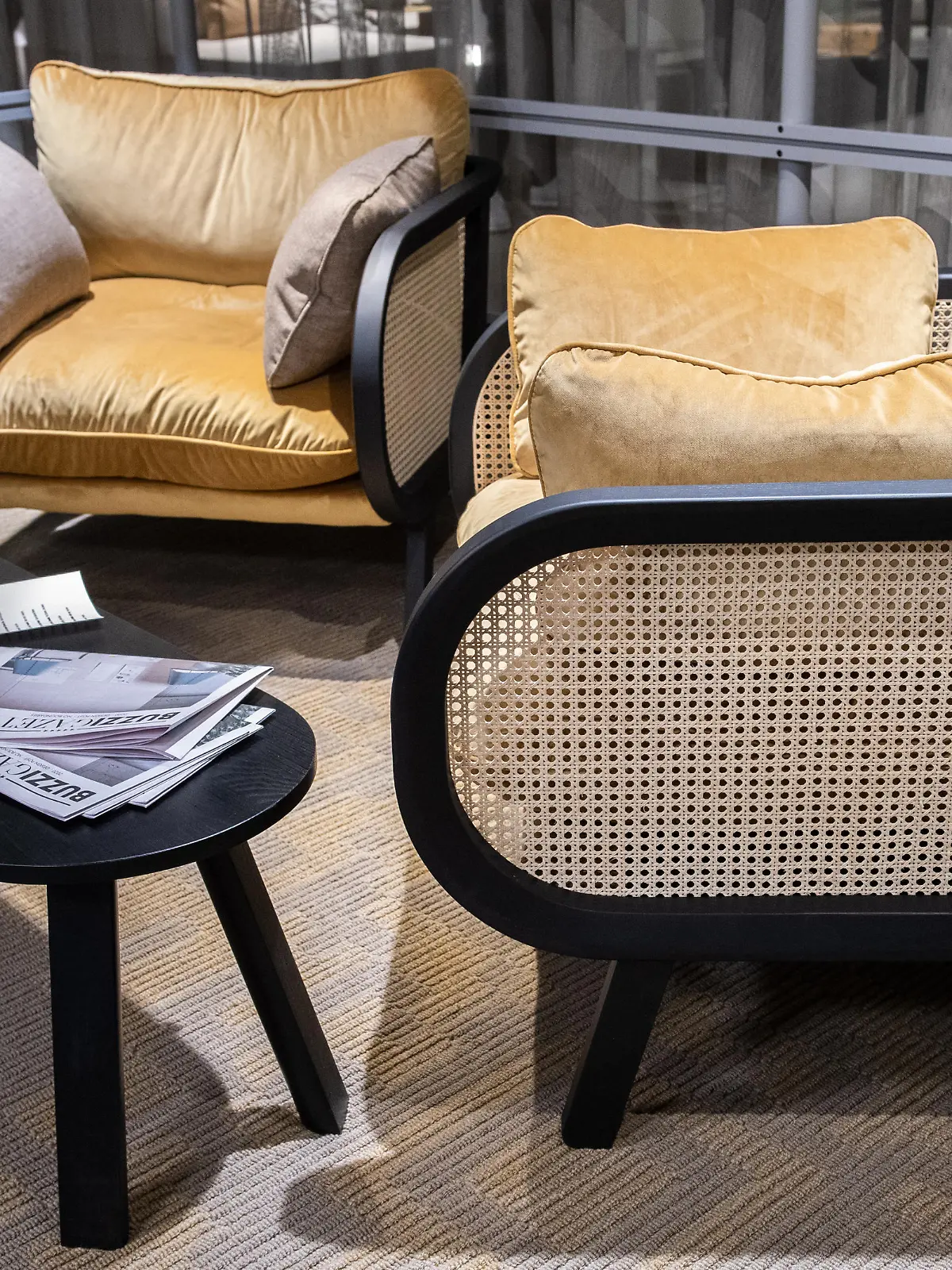 Sessel mit Wiener Geflecht von Buzzi Space sind am 12.01.2020 waehrend der Internationalen Moebelmesse IMM in Koeln zu sehen. Foto: Franziska Gabbert