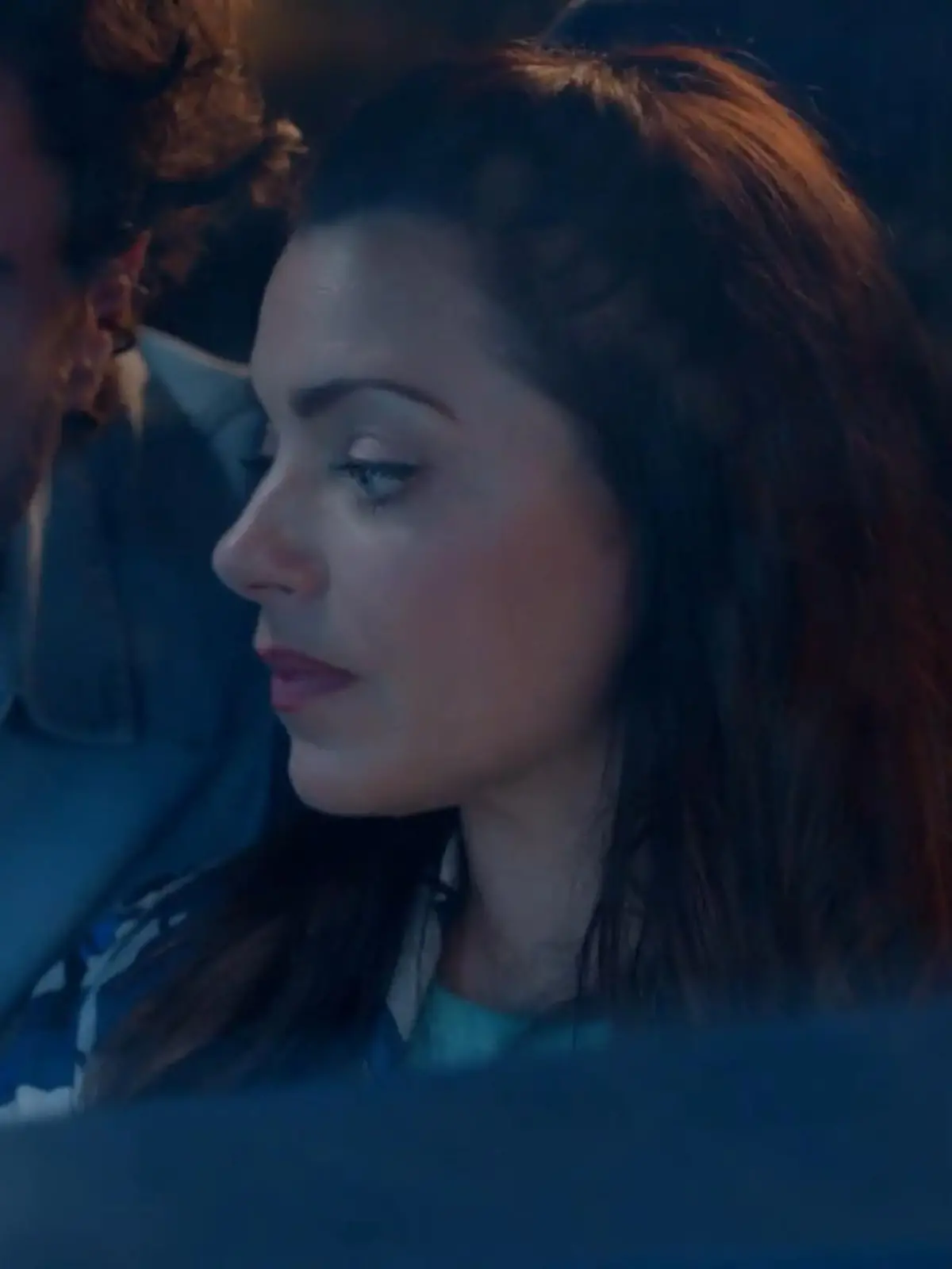 Zwischen Emily und Tobias kommt es zu einem besonders nahen Moment. 