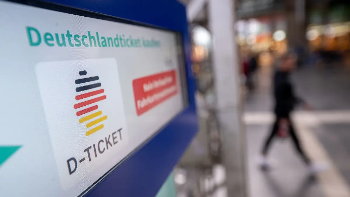 Das Deutschlandticket wird wie erwartet teurer. Ab nächstem Jahr müssen die Inhaber neun Euro mehr pro Monat bezahlen.