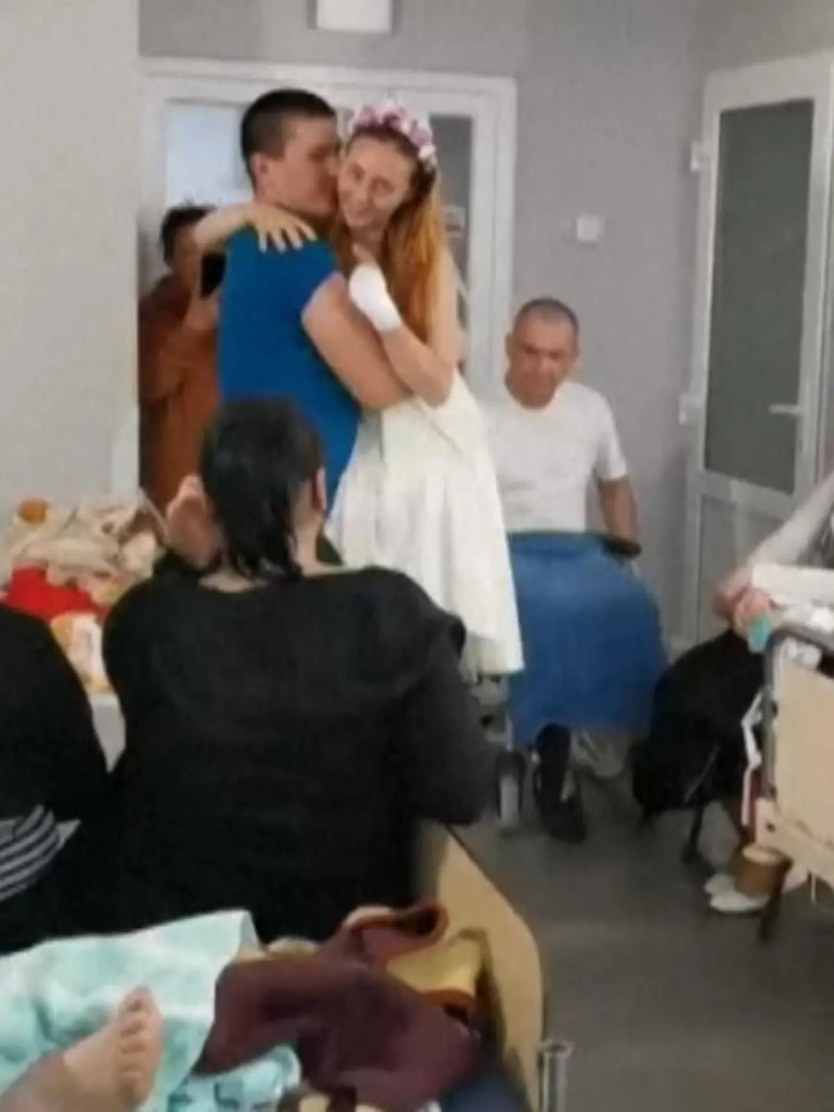 Die ukrainische Krankenschwester Oksana wurde durch eine Mine in die Luft gesprengt und verlor so ihre Beine. Im Krankenhaus heiratet sie ihre große Liebe. Die Bilder ihres Hochzeitstanz bewegten die Menschen weltweit.
